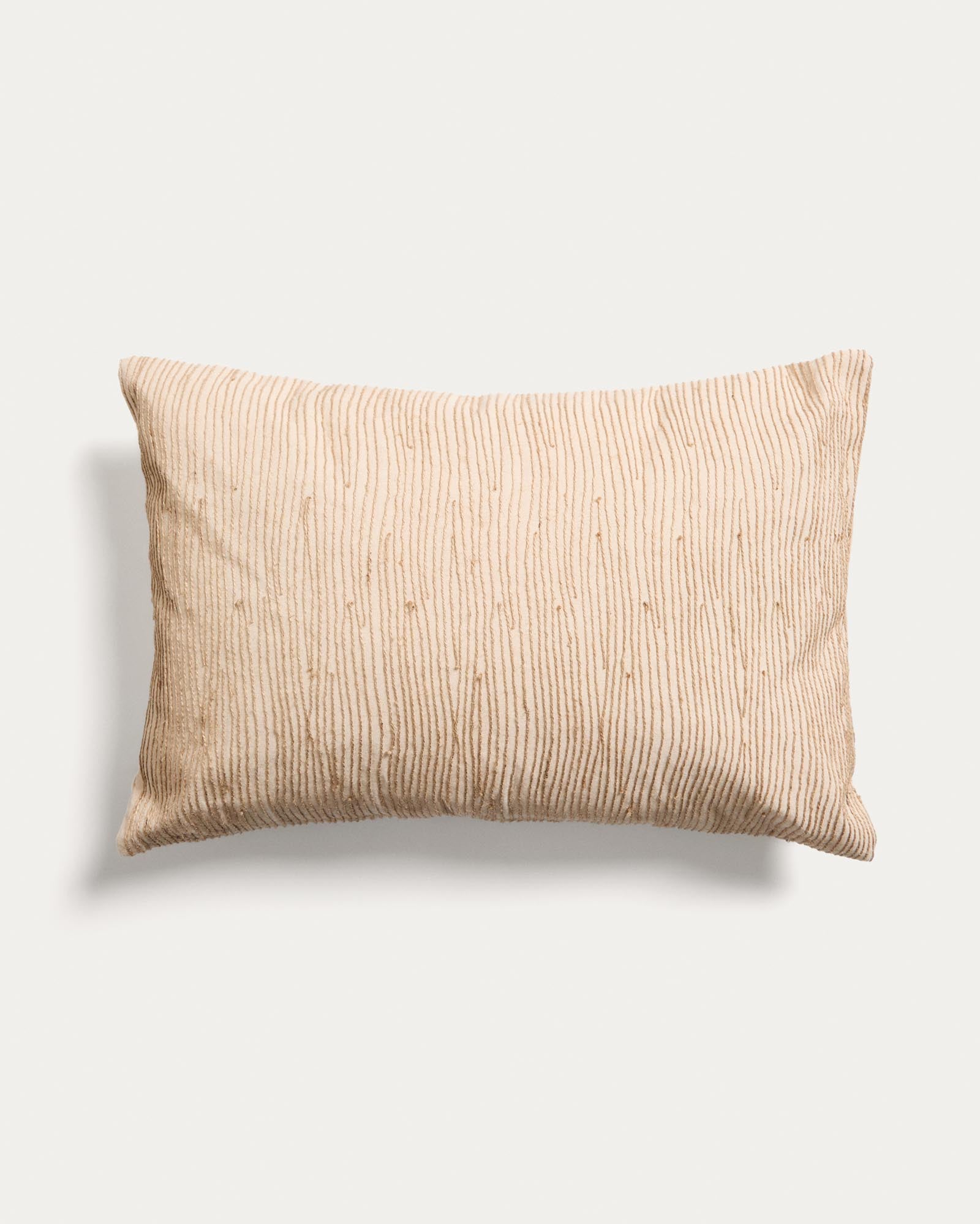 Kissenbezug Belae aus ecrufarbener Baumwolle mit beiger Jutestickerei, 40 x 60 cm in Beige präsentiert im Onlineshop von KAQTU Design AG. Deko Kissenbezug ist von Kave Home