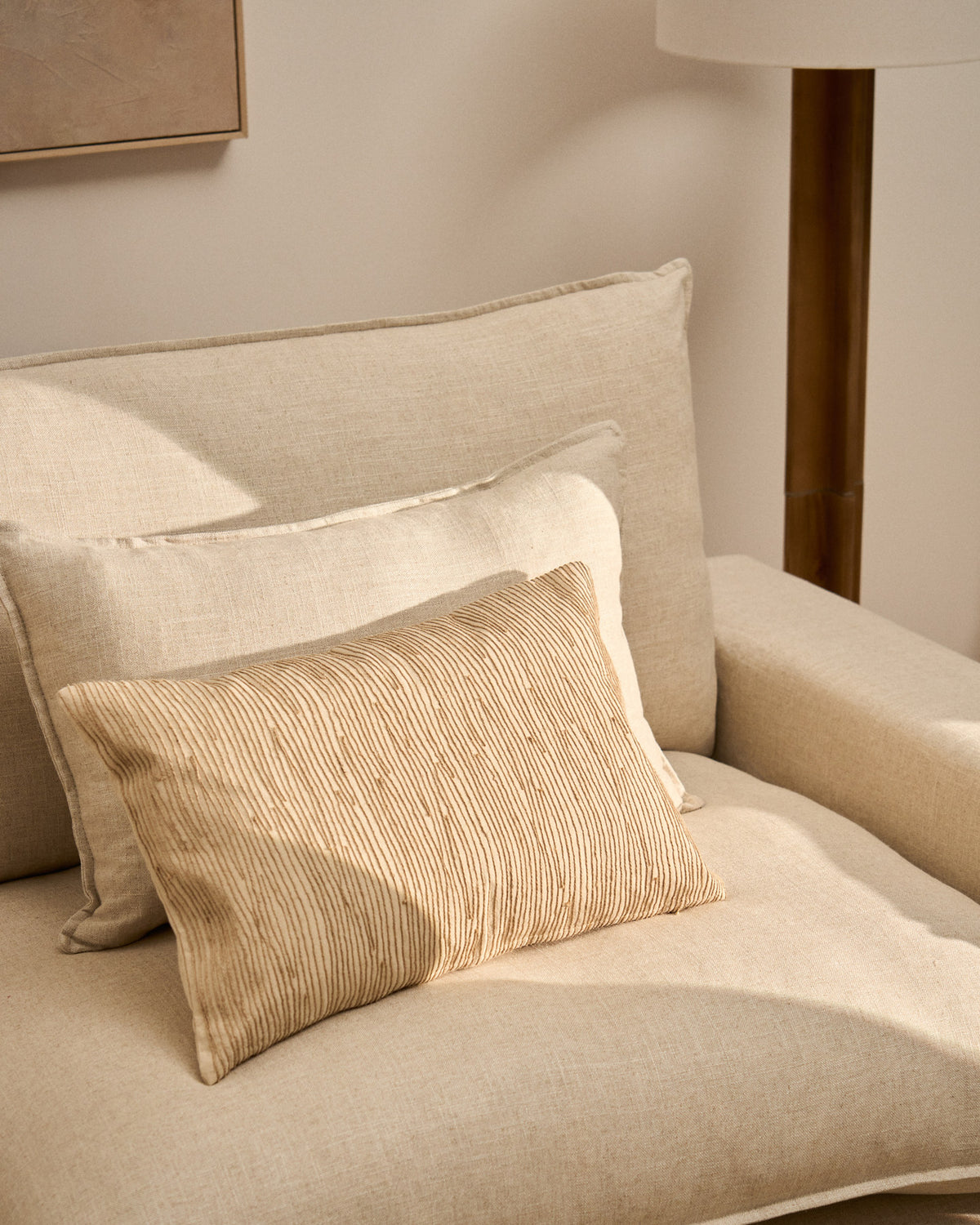 Kissenbezug Belae aus ecrufarbener Baumwolle mit beiger Jutestickerei, 40 x 60 cm in Beige präsentiert im Onlineshop von KAQTU Design AG. Deko Kissenbezug ist von Kave Home