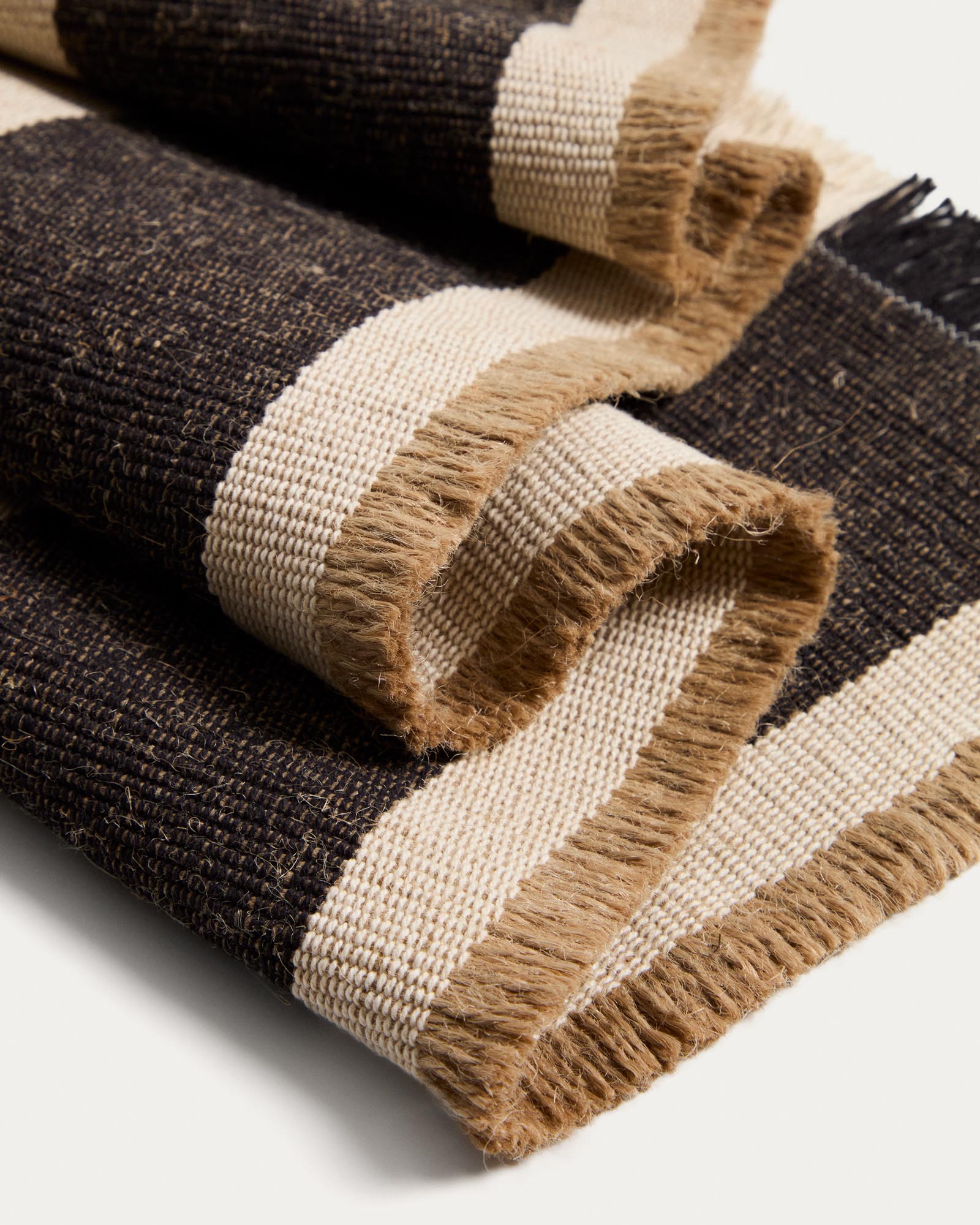 Schwarz-gestreifter Tischläufer Daltan aus Baumwolle und Jute, 50 x 150 cm, perfekt für eine moderne und stilvolle Tischgestaltung.