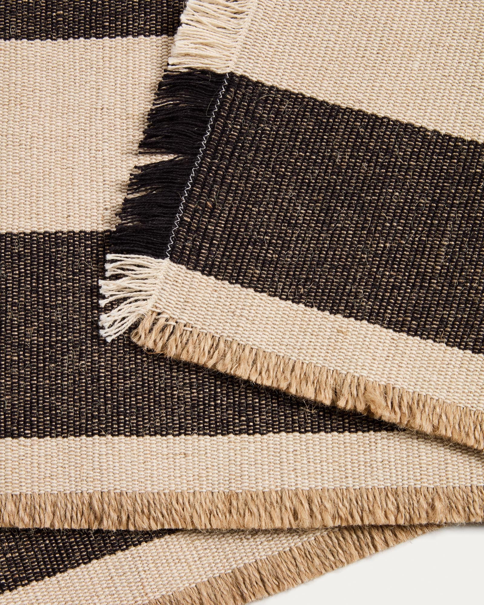 Eleganter Tischläufer Daltan in Schwarz mit Streifen aus Baumwolle und Jute, 50 x 150 cm, ideal für ein zeitgemäßes Ambiente.