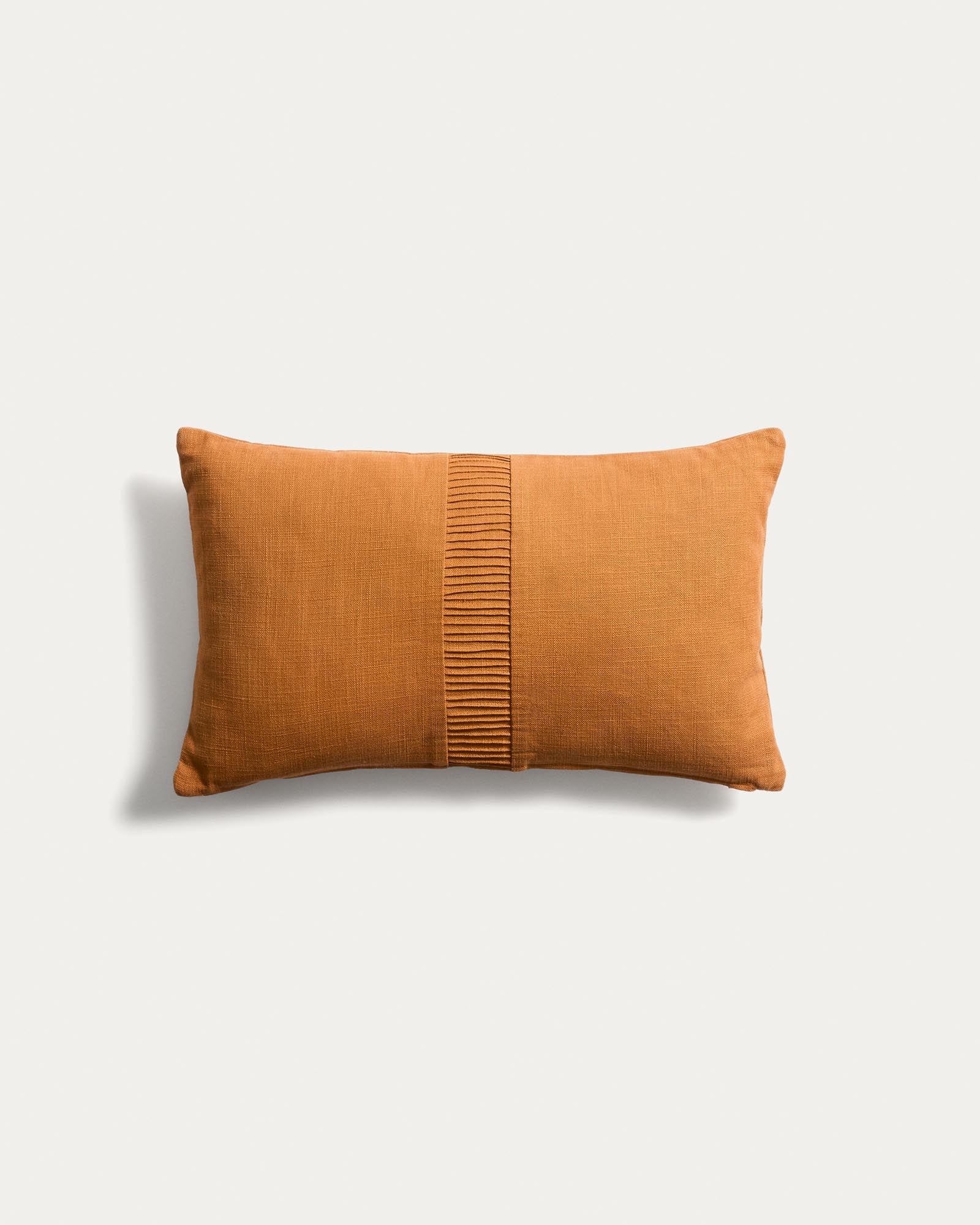 Kissenbezug Luadia aus Baumwolle mit Plisseedetail in Orange, 30 x 50 cm in Orange präsentiert im Onlineshop von KAQTU Design AG. Deko Kissenbezug ist von Kave Home