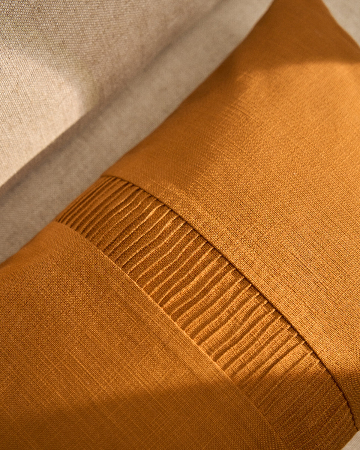 Kissenbezug Luadia aus Baumwolle mit Plisseedetail in Orange, 30 x 50 cm in Orange präsentiert im Onlineshop von KAQTU Design AG. Deko Kissenbezug ist von Kave Home
