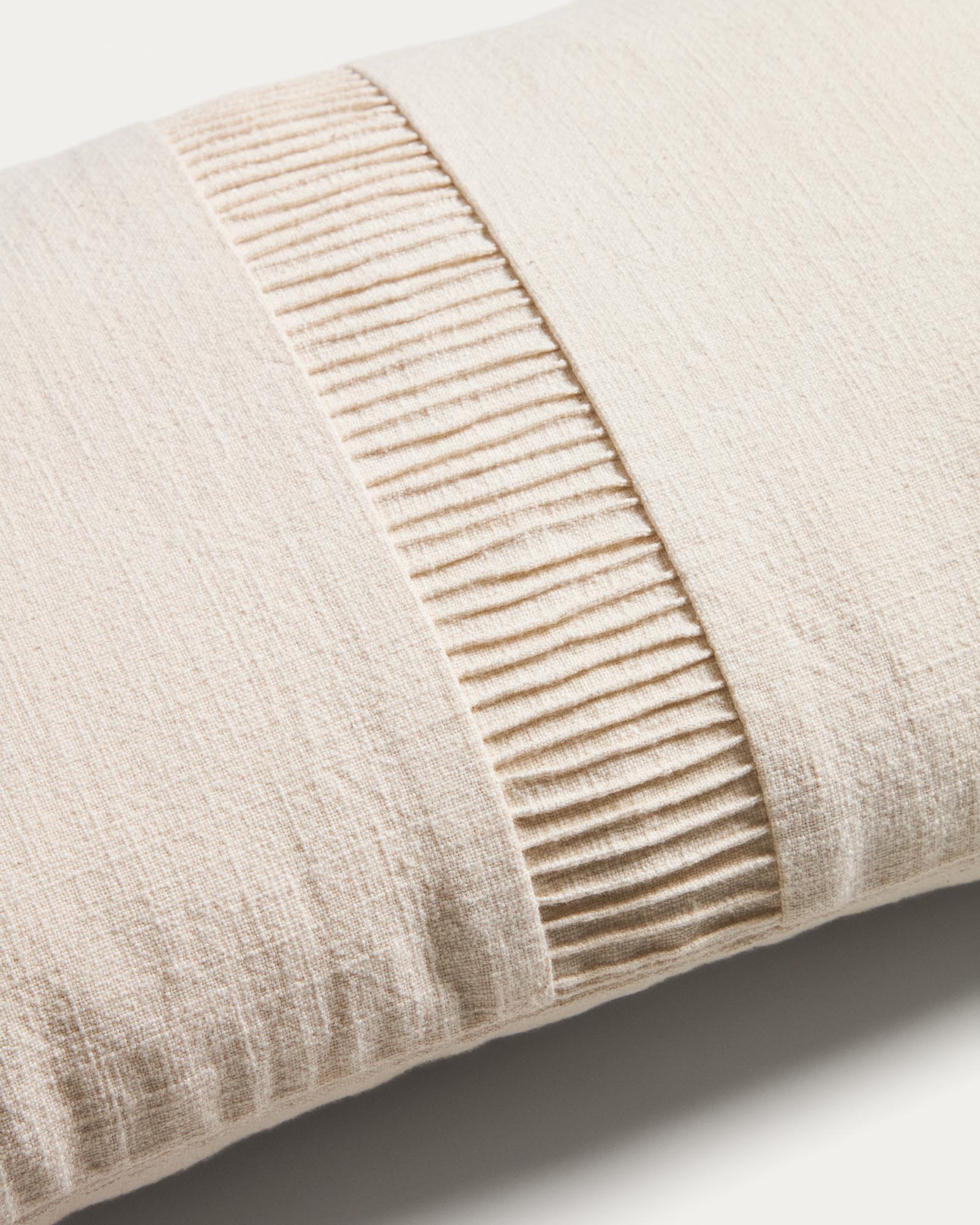 Eleganter Kissenbezug Luadia in Ecru mit feinem Plisseedetail, 30 x 50 cm, ideal für stilvolle Wohnakzente von Kave Home.