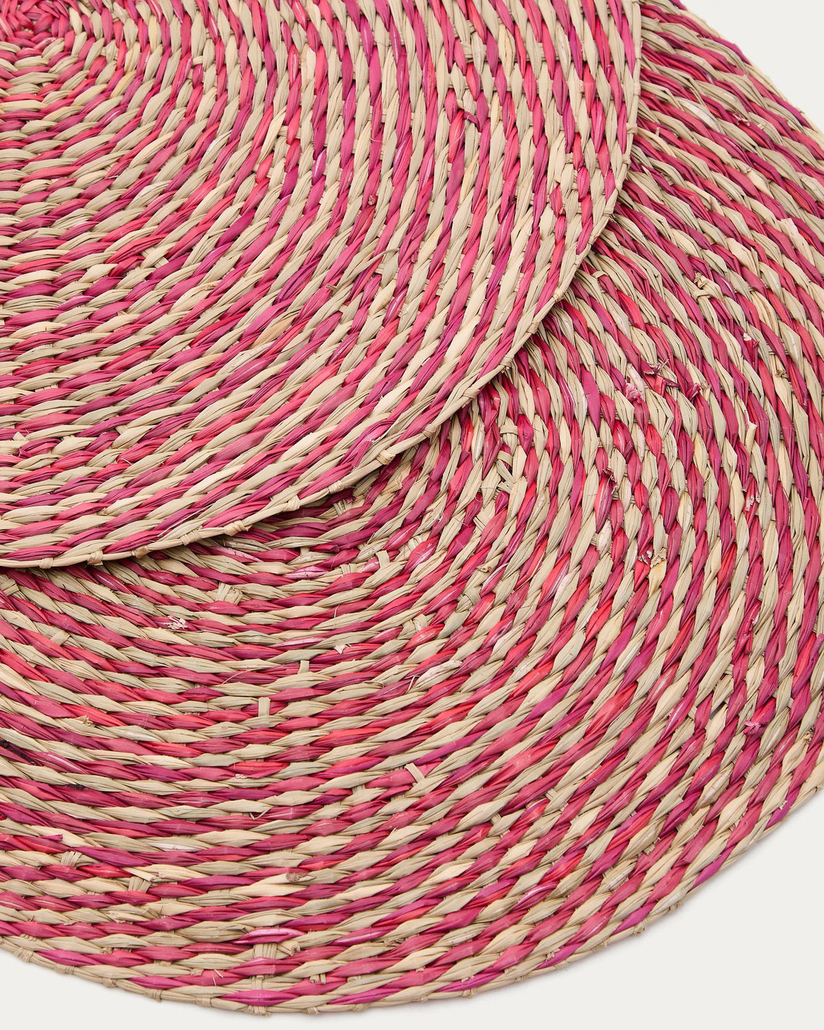 Set Rivela aus 2 Tischsets aus Seegras in Rot Ø 38 cm in Rot präsentiert im Onlineshop von KAQTU Design AG. Tischset ist von Kave Home