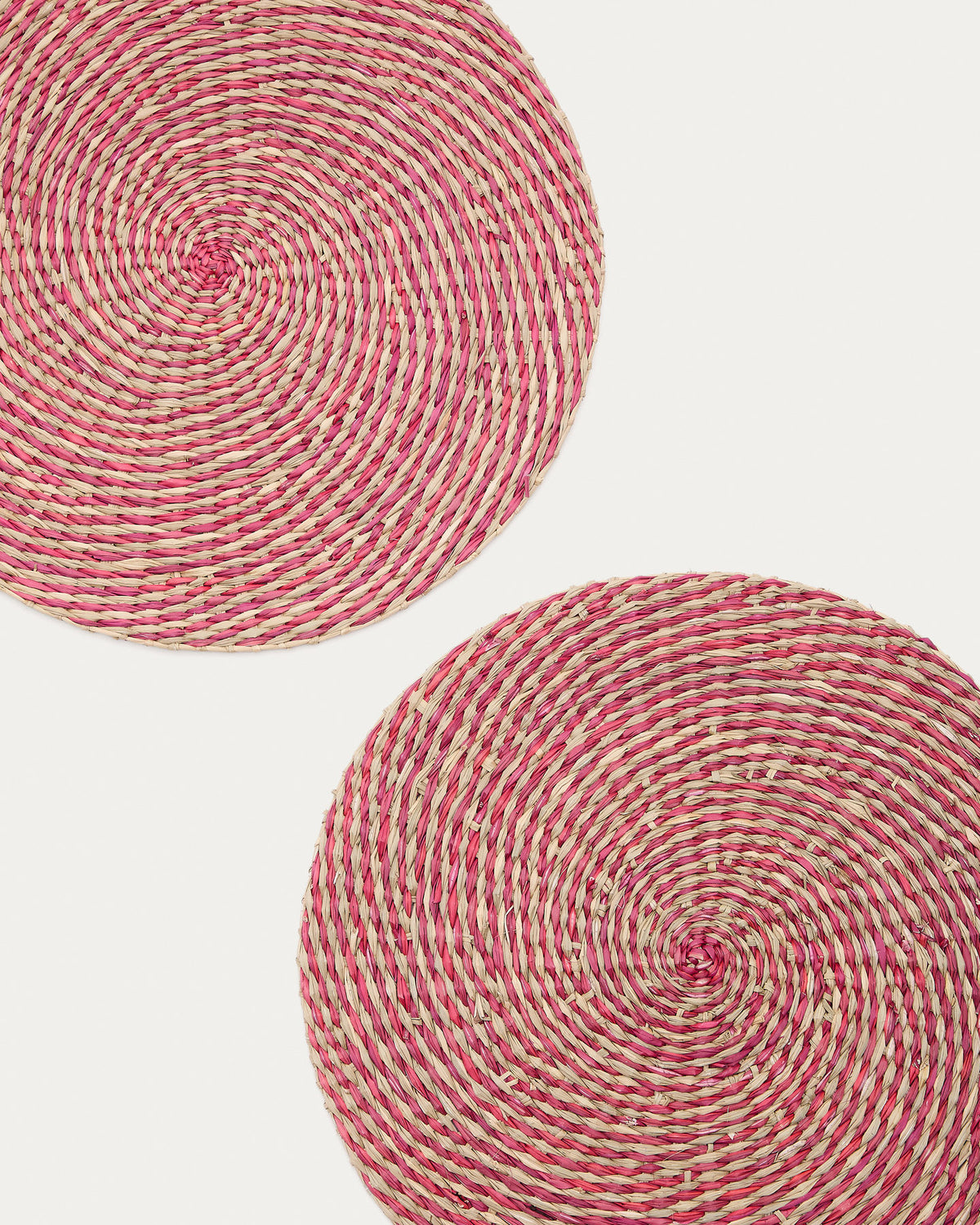 Set Rivela aus 2 Tischsets aus Seegras in Rot Ø 38 cm in Rot präsentiert im Onlineshop von KAQTU Design AG. Tischset ist von Kave Home