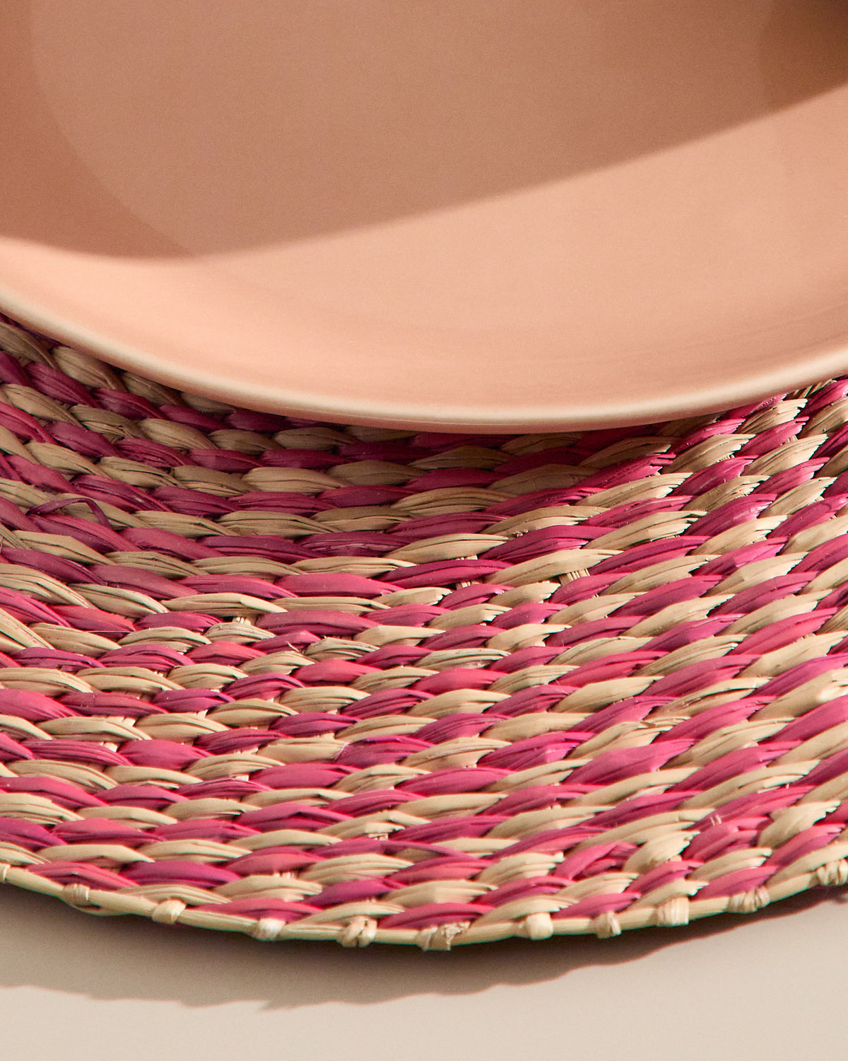 Set Rivela aus 2 Tischsets aus Seegras in Rot Ø 38 cm in Rot präsentiert im Onlineshop von KAQTU Design AG. Tischset ist von Kave Home
