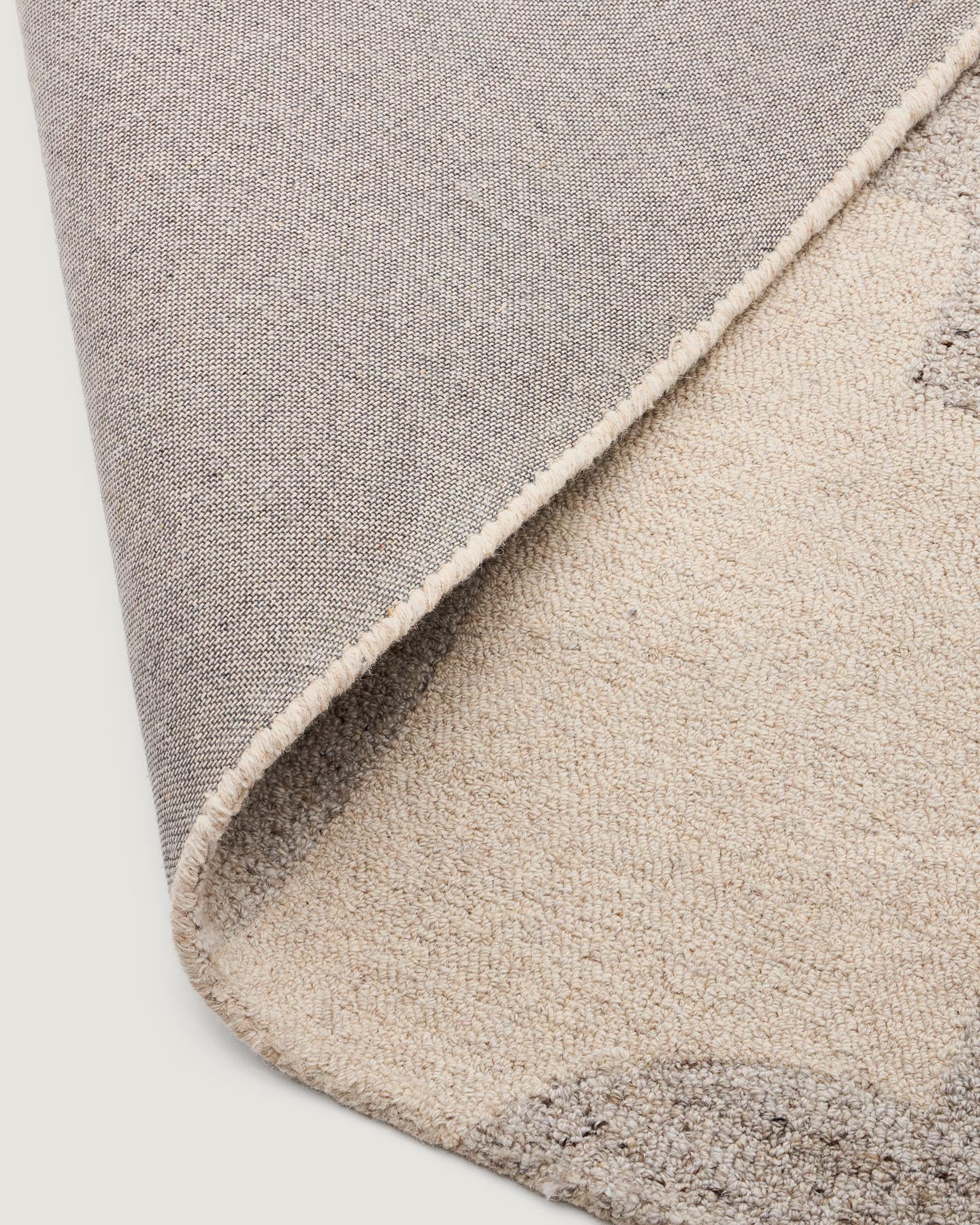 Wollmix-Teppich Norela mit Jacquard-Muster, grau 300 x 200 cm in Grau präsentiert im Onlineshop von KAQTU Design AG. Teppich ist von Kave Home