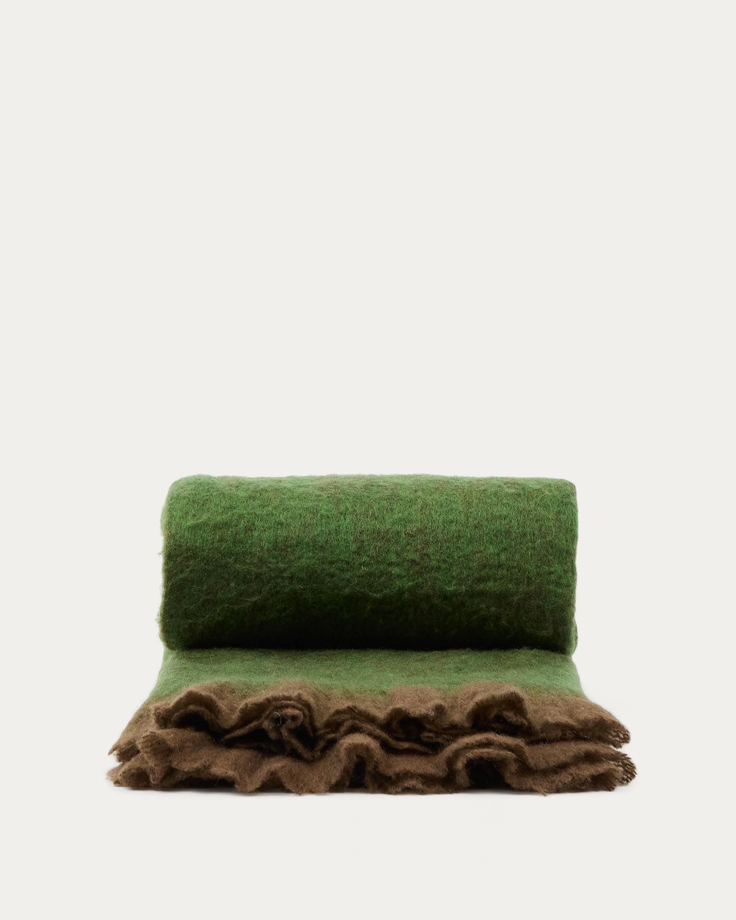 Plaid Odelna aus Wolle und Acryl mit Volants in Grün 130 x 170 cm in Grün präsentiert im Onlineshop von KAQTU Design AG. Wolldecke ist von Kave Home