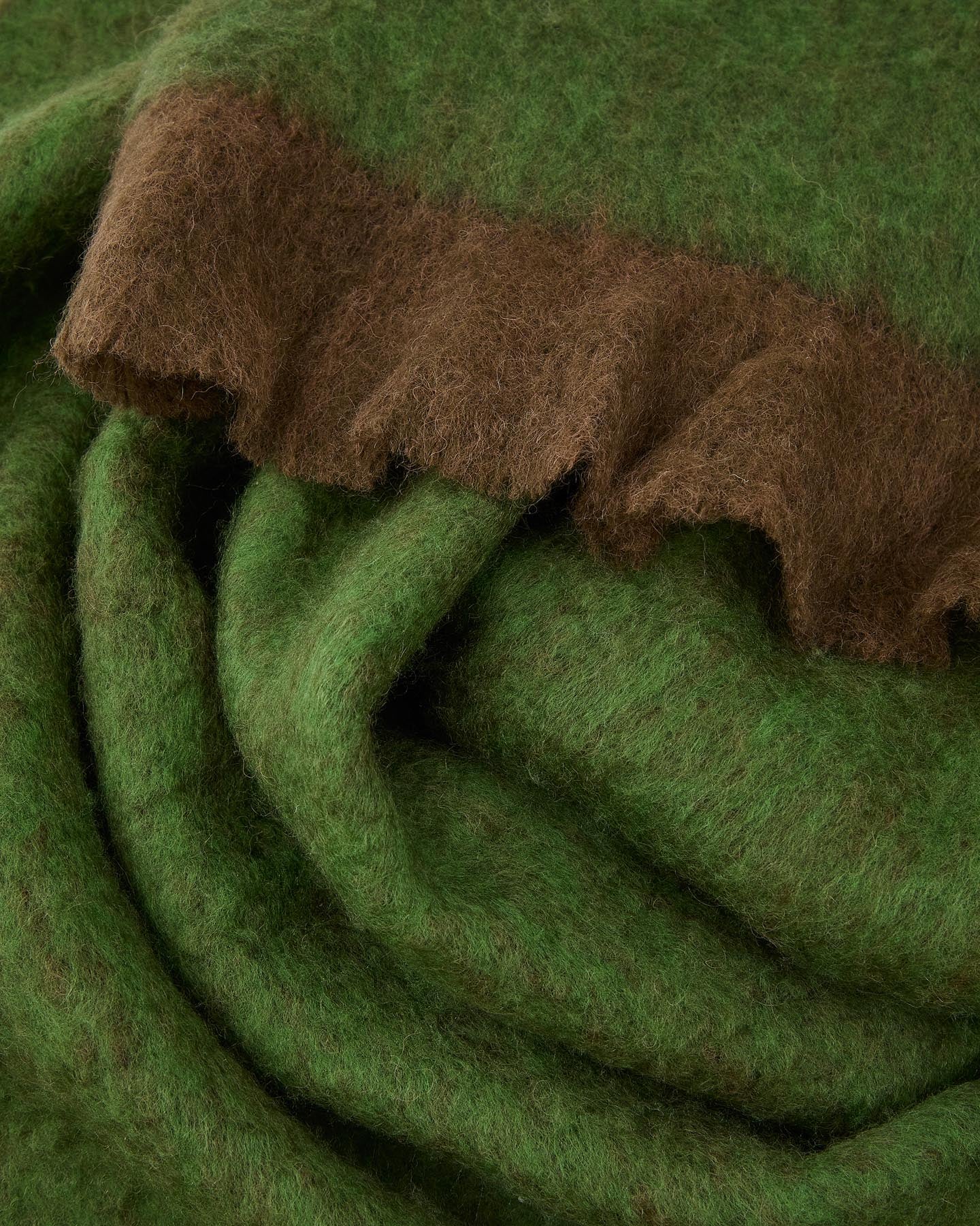 Plaid Odelna aus Wolle und Acryl mit Volants in Grün 130 x 170 cm in Grün präsentiert im Onlineshop von KAQTU Design AG. Wolldecke ist von Kave Home