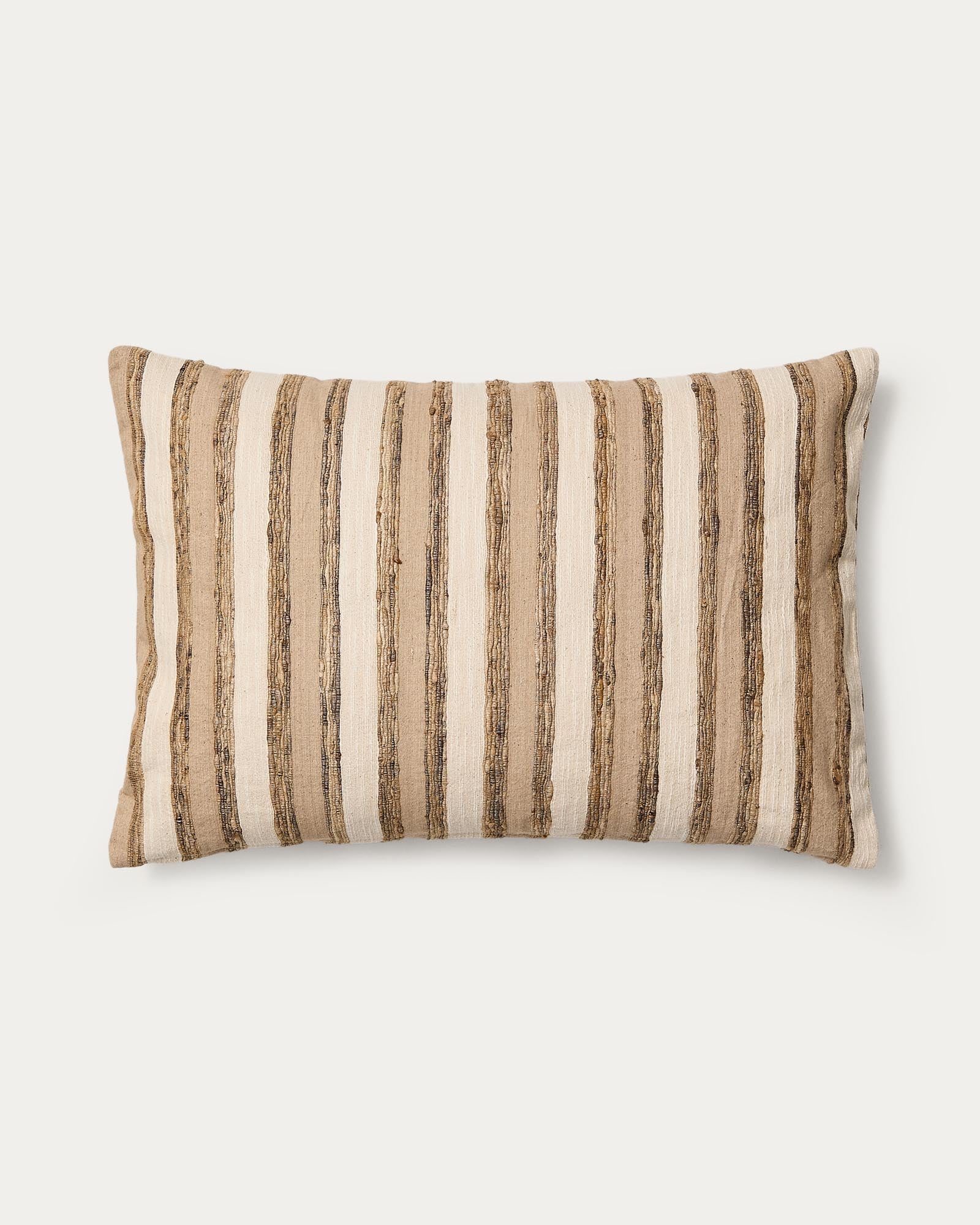 Kissenbezug Dorevi aus einer Seidenmischung mit ecrufarbenen Jacquard-Streifen, 40 x 60 cm in Ecru präsentiert im Onlineshop von KAQTU Design AG. Deko Kissenbezug ist von Kave Home