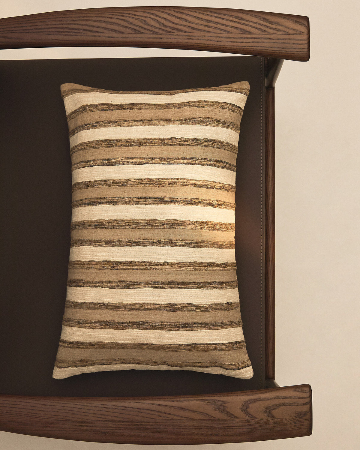 Kissenbezug Dorevi aus einer Seidenmischung mit ecrufarbenen Jacquard-Streifen, 40 x 60 cm in Ecru präsentiert im Onlineshop von KAQTU Design AG. Deko Kissenbezug ist von Kave Home