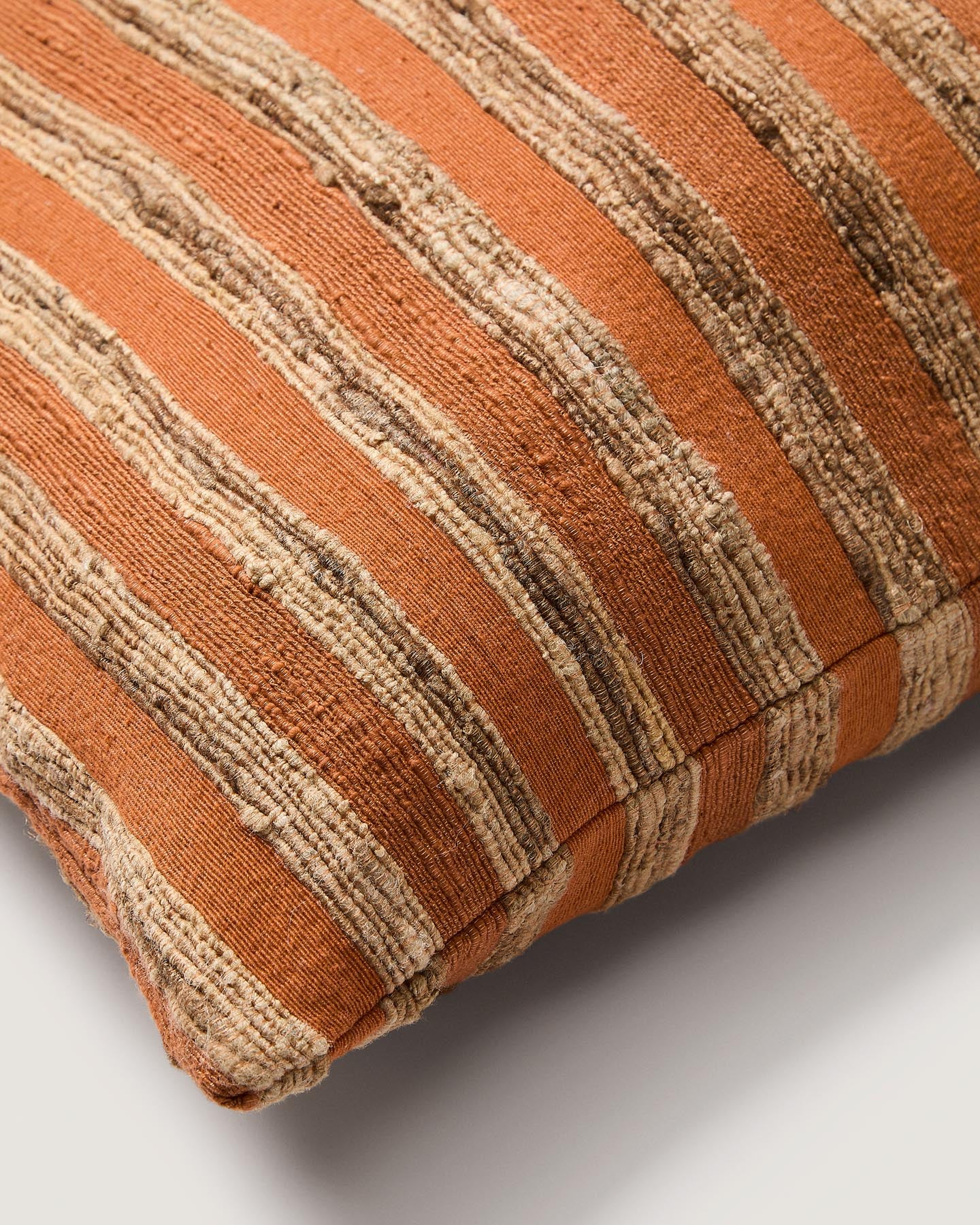 Kissenbezug Dorevi aus einer Seidenmischung mit orangen Jacquard-Streifen, 40 x 60 cm in Orange präsentiert im Onlineshop von KAQTU Design AG. Deko Kissenbezug ist von Kave Home