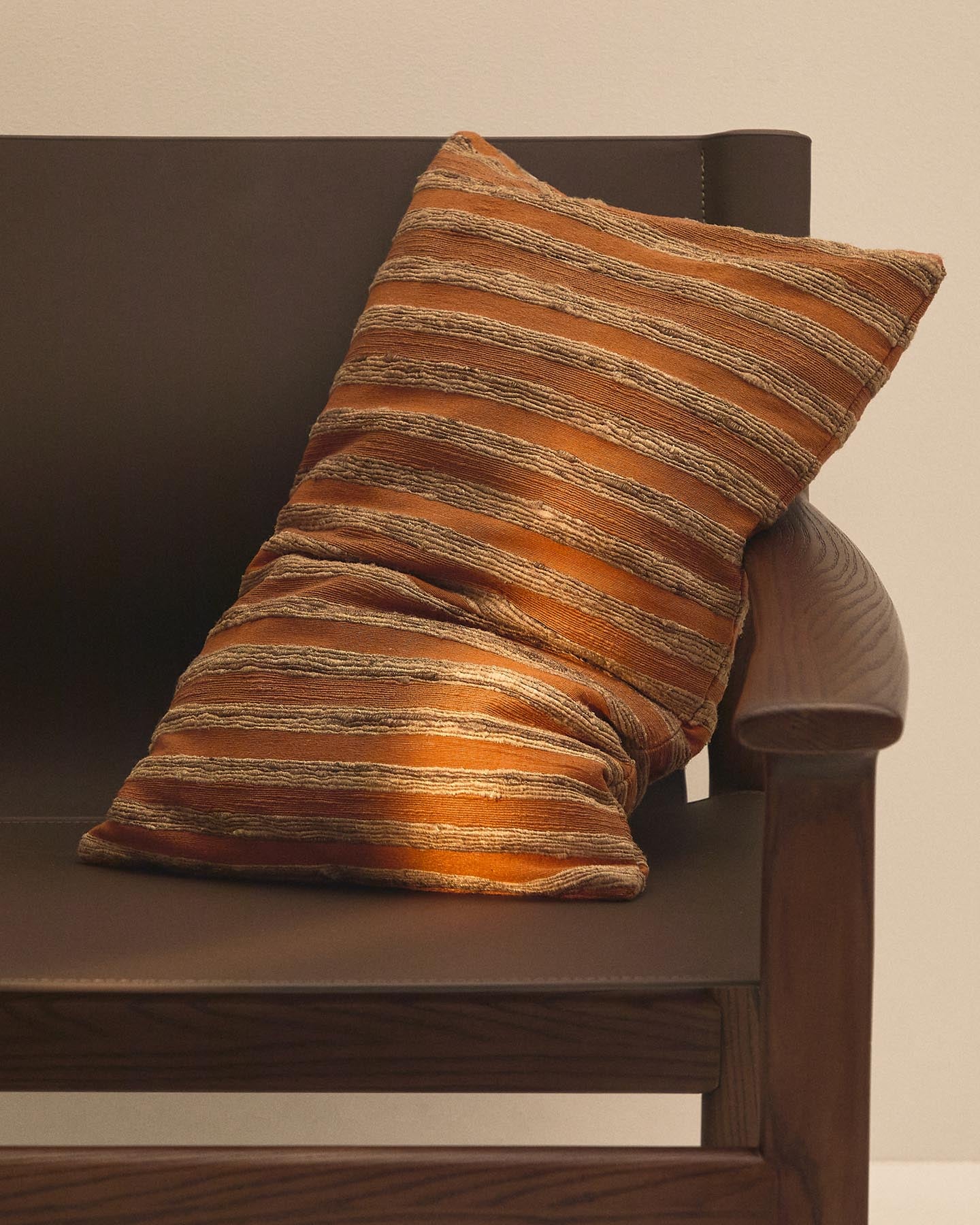 Kissenbezug Dorevi aus einer Seidenmischung mit orangen Jacquard-Streifen, 40 x 60 cm in Orange präsentiert im Onlineshop von KAQTU Design AG. Deko Kissenbezug ist von Kave Home