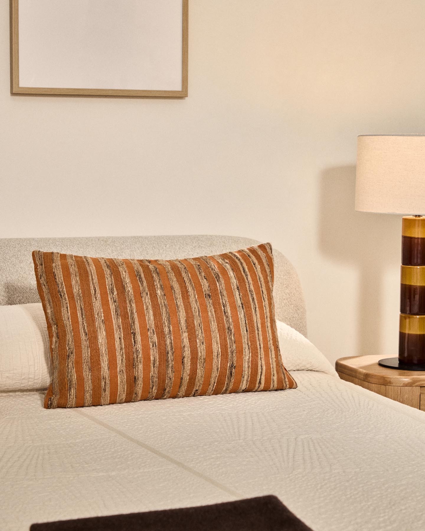 Kissenbezug Dorevi aus einer Seidenmischung mit orangen Jacquard-Streifen, 40 x 60 cm in Orange präsentiert im Onlineshop von KAQTU Design AG. Deko Kissenbezug ist von Kave Home