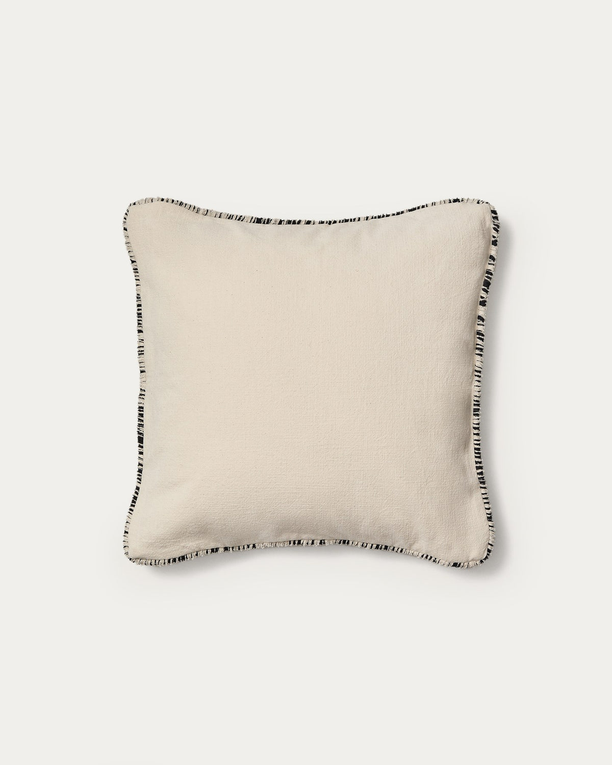 Quadratischer Kissenbezug aus Baumwoll-Bouclé in Beige mit schwarzer Kontrastpaspel und Reissverschluss, Grösse 50 x 50 cm.