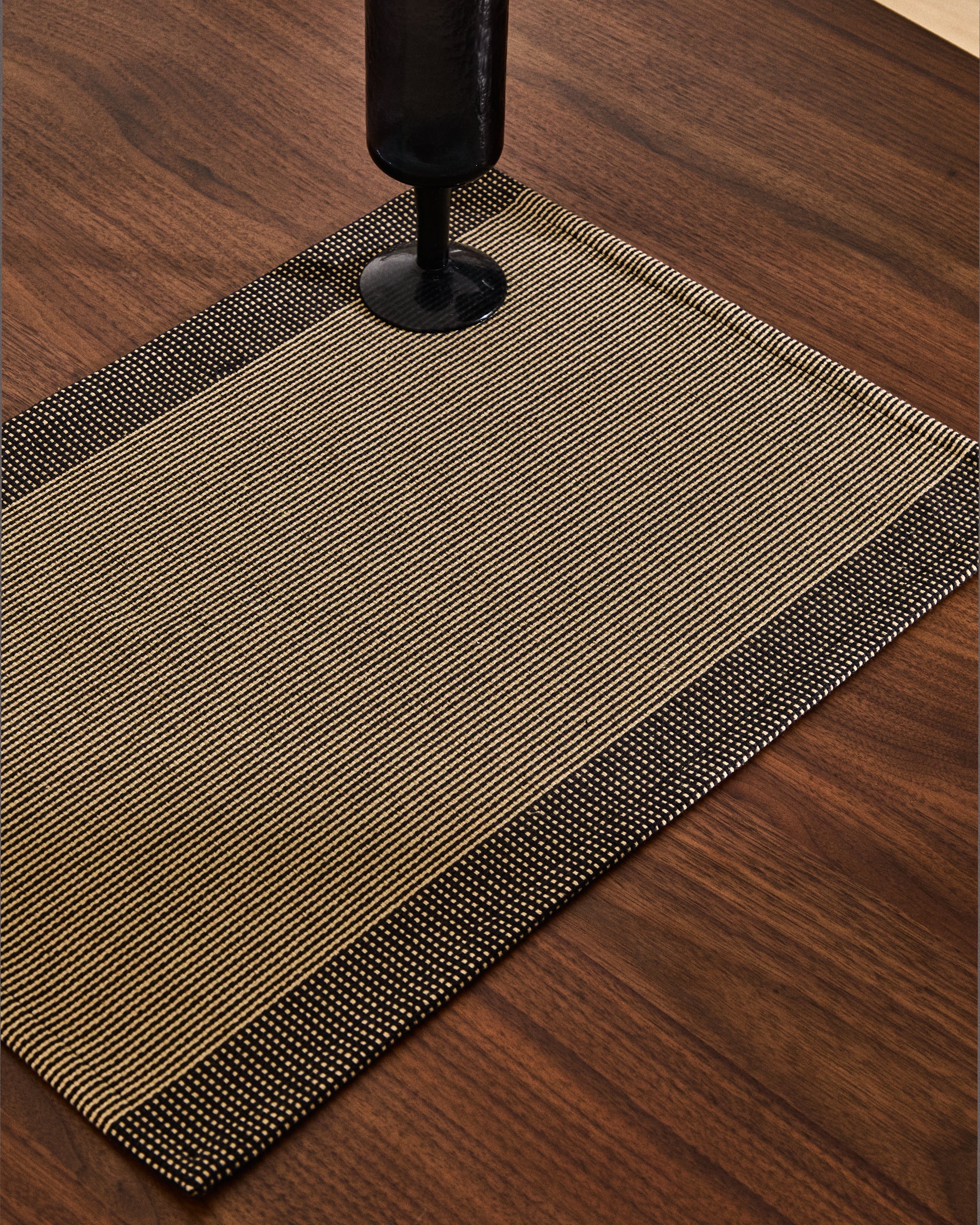 Schwarzes Tischdecken-Set von Kave Home, bestehend aus zwei 35 x 50 cm großen, 100 % Baumwolle Tischdecken für eine moderne Tischgestaltung.