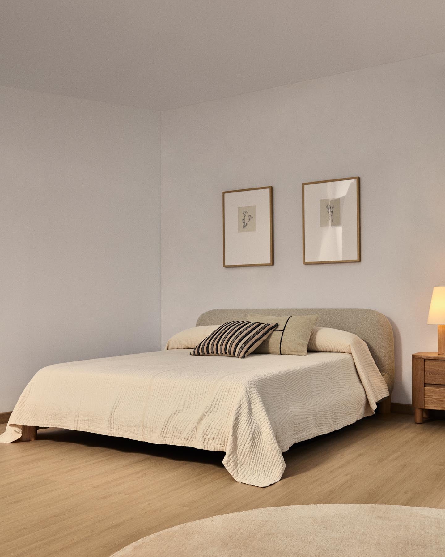 Elegante Tagesdecke Raylo in Ecru, aus 100 % Baumwolle mit feiner Streifenstruktur, ideal für 150/160 cm Betten, stilvoll und gemütlich.