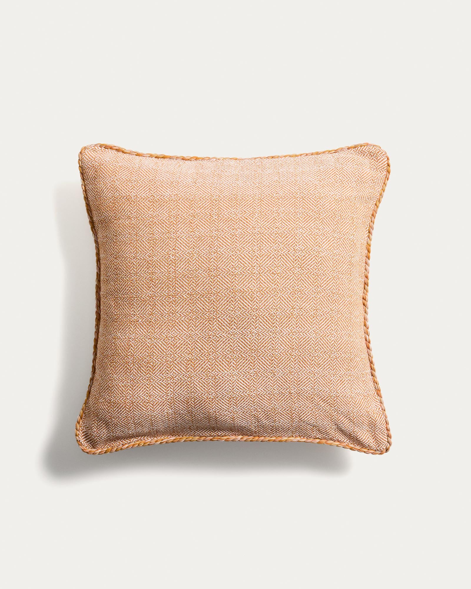 Kissenbezug Filor aus Baumwolle mit orangefarbenem Flechtdetail, 50 x 50 cm in Orange präsentiert im Onlineshop von KAQTU Design AG. Deko Kissenbezug ist von Kave Home