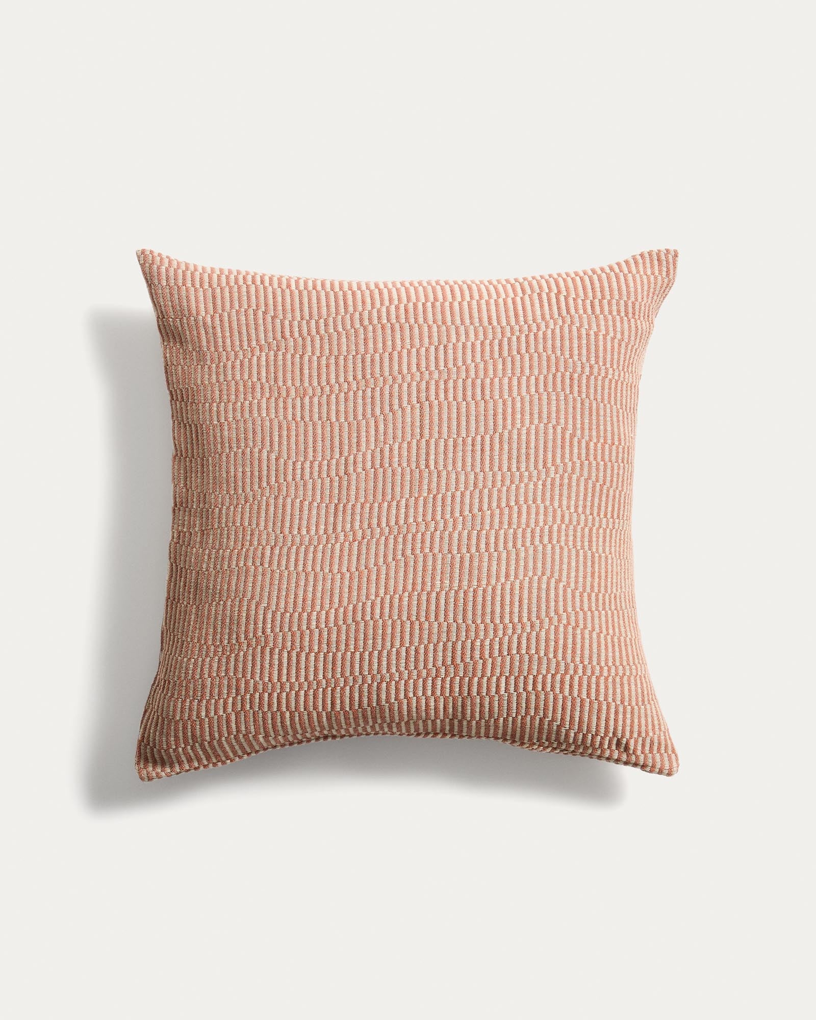 Kissenbezug Nerel aus Baumwolle und Leinenjacquard in Orange, 50 x 50 cm in Orange präsentiert im Onlineshop von KAQTU Design AG. Deko Kissenbezug ist von Kave Home