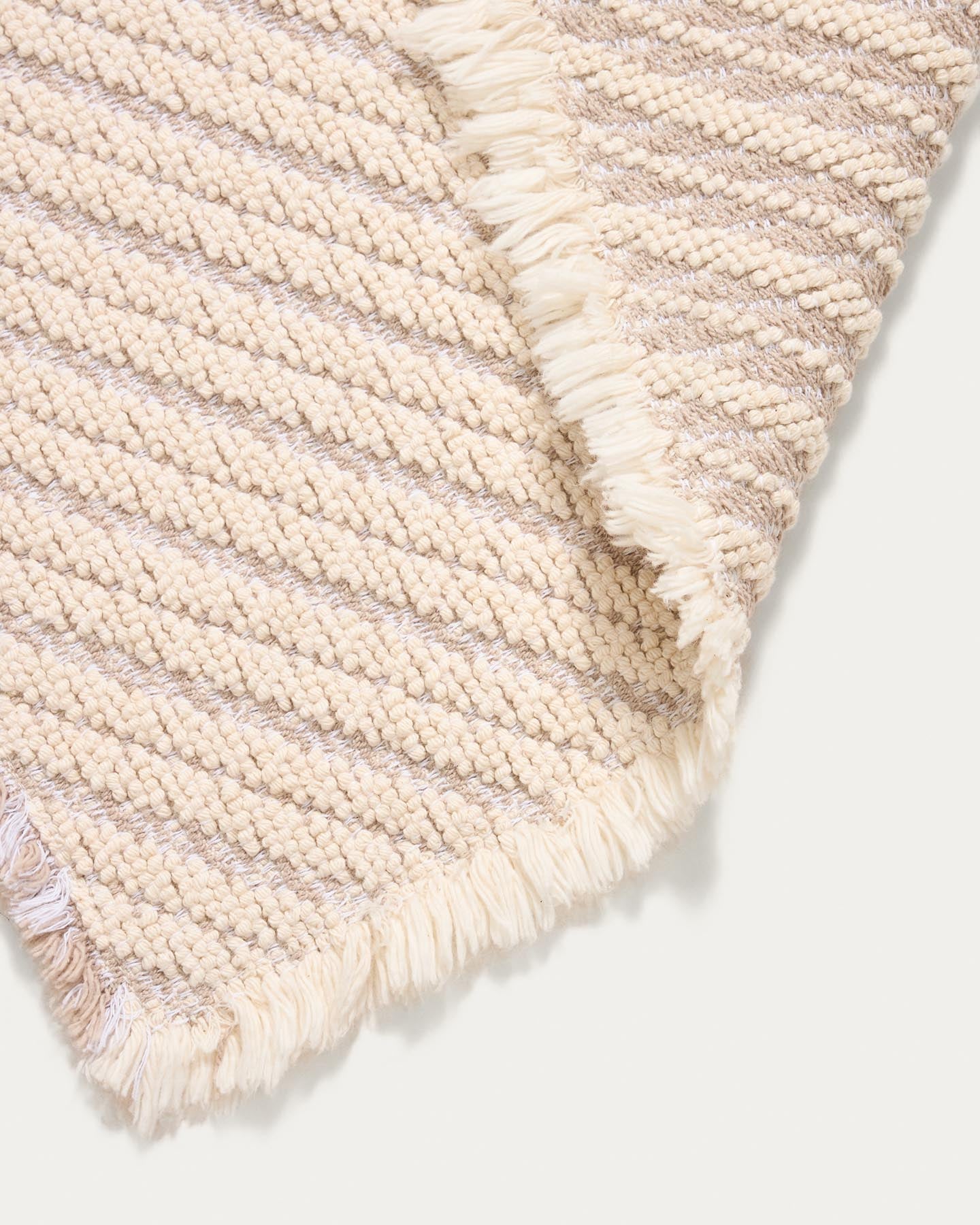 Badezimmermatte Janu aus 100% Baumwolle mit diagonaler Struktur in Ecru 50 x 70 cm in Hellbraun präsentiert im Onlineshop von KAQTU Design AG. Badematte ist von Kave Home