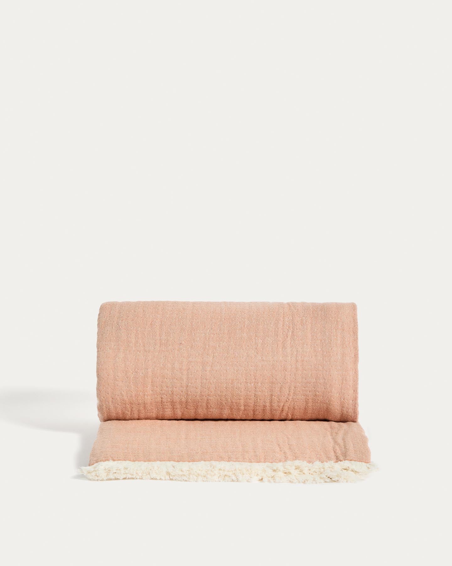 Decke Nafine aus 100 % Baumwollgaze mit zweifarbigen Fransen 130 x 170 cm in Mehrfarbig präsentiert im Onlineshop von KAQTU Design AG. Wolldecke ist von Kave Home