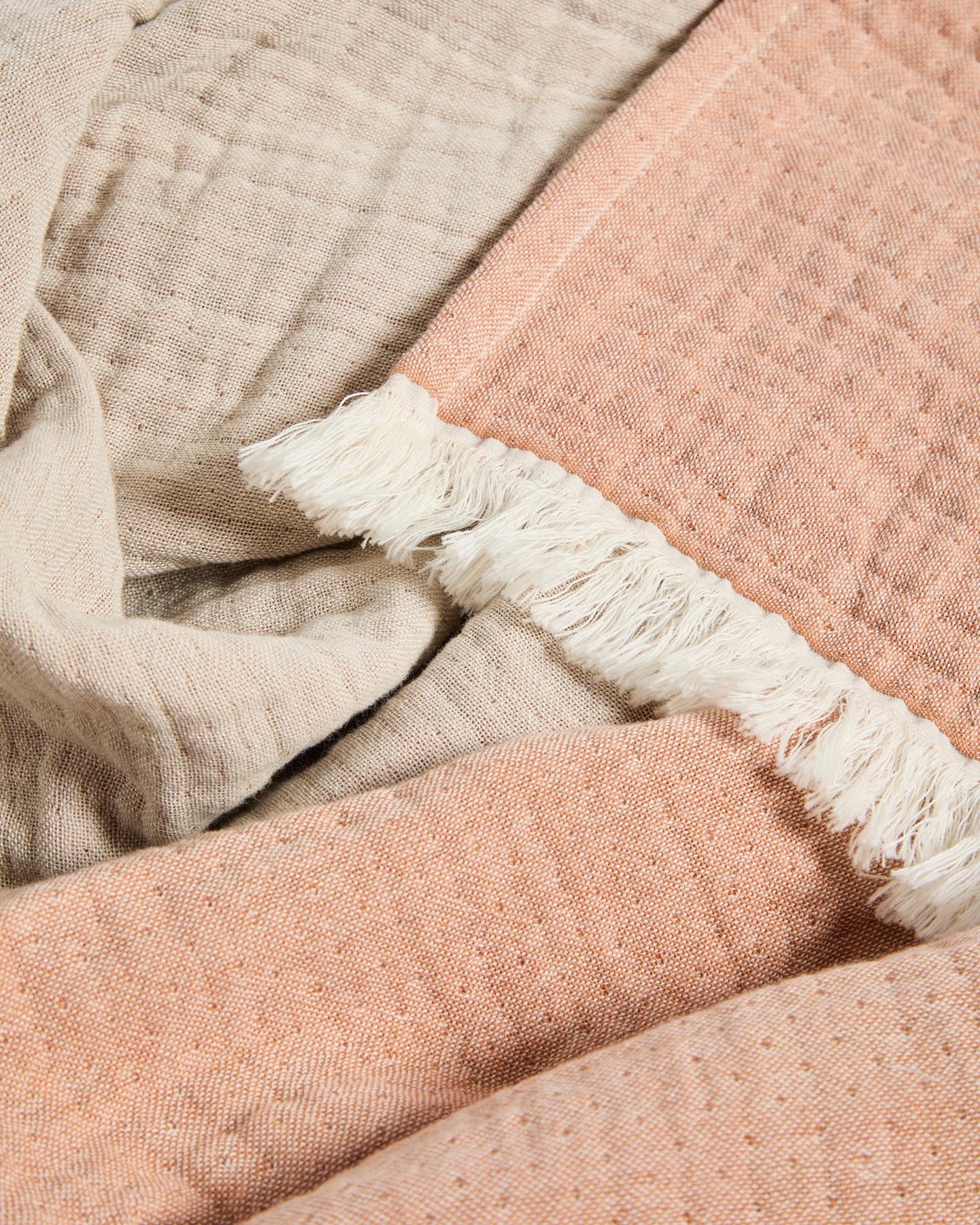 Decke Nafine aus 100 % Baumwollgaze mit zweifarbigen Fransen 130 x 170 cm in Mehrfarbig präsentiert im Onlineshop von KAQTU Design AG. Wolldecke ist von Kave Home