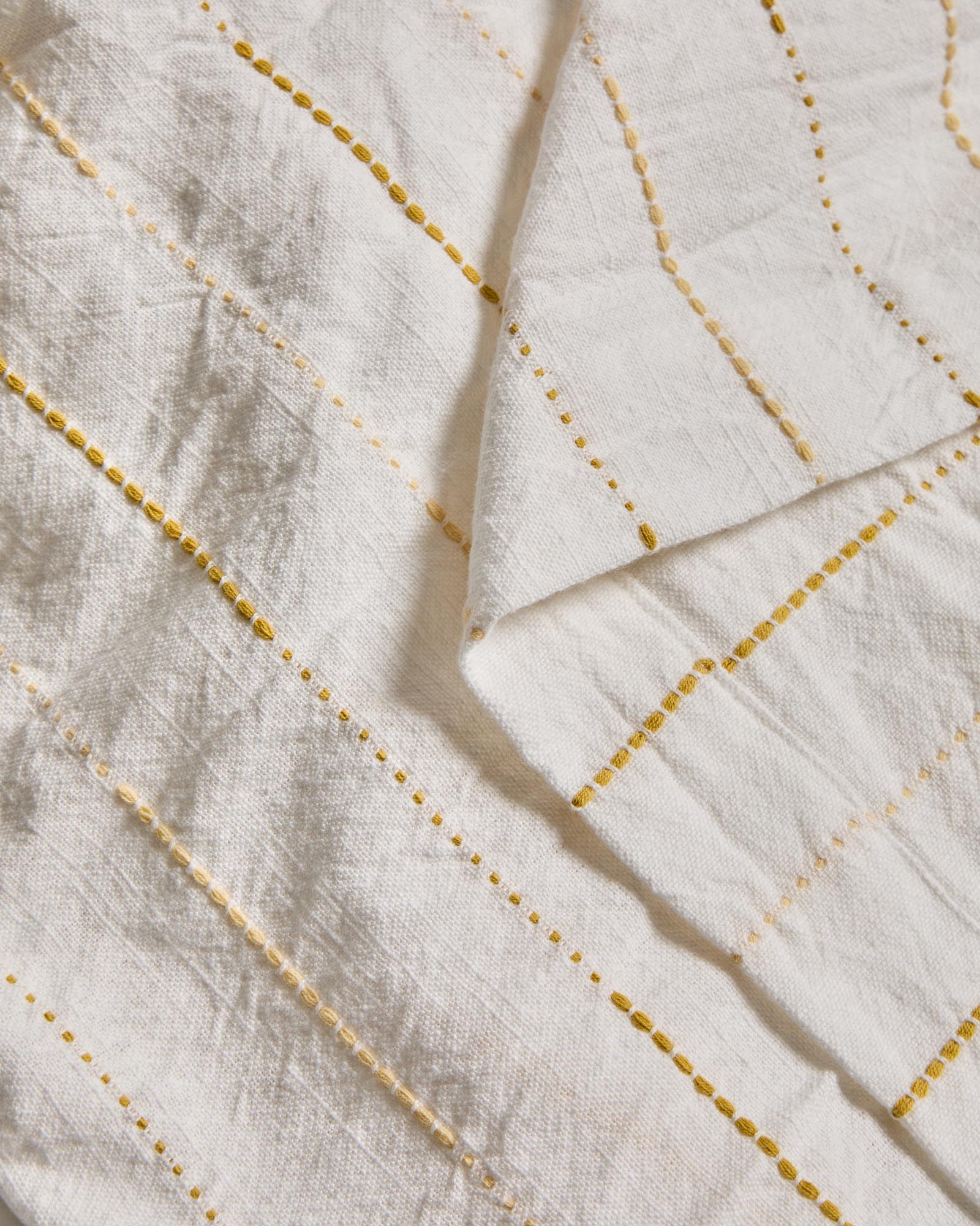 Elegante gelbe Tischdecke Anila aus Baumwolljacquard, 170 x 170 cm, ideal für stilvolle Tischdekorationen von Kave Home.