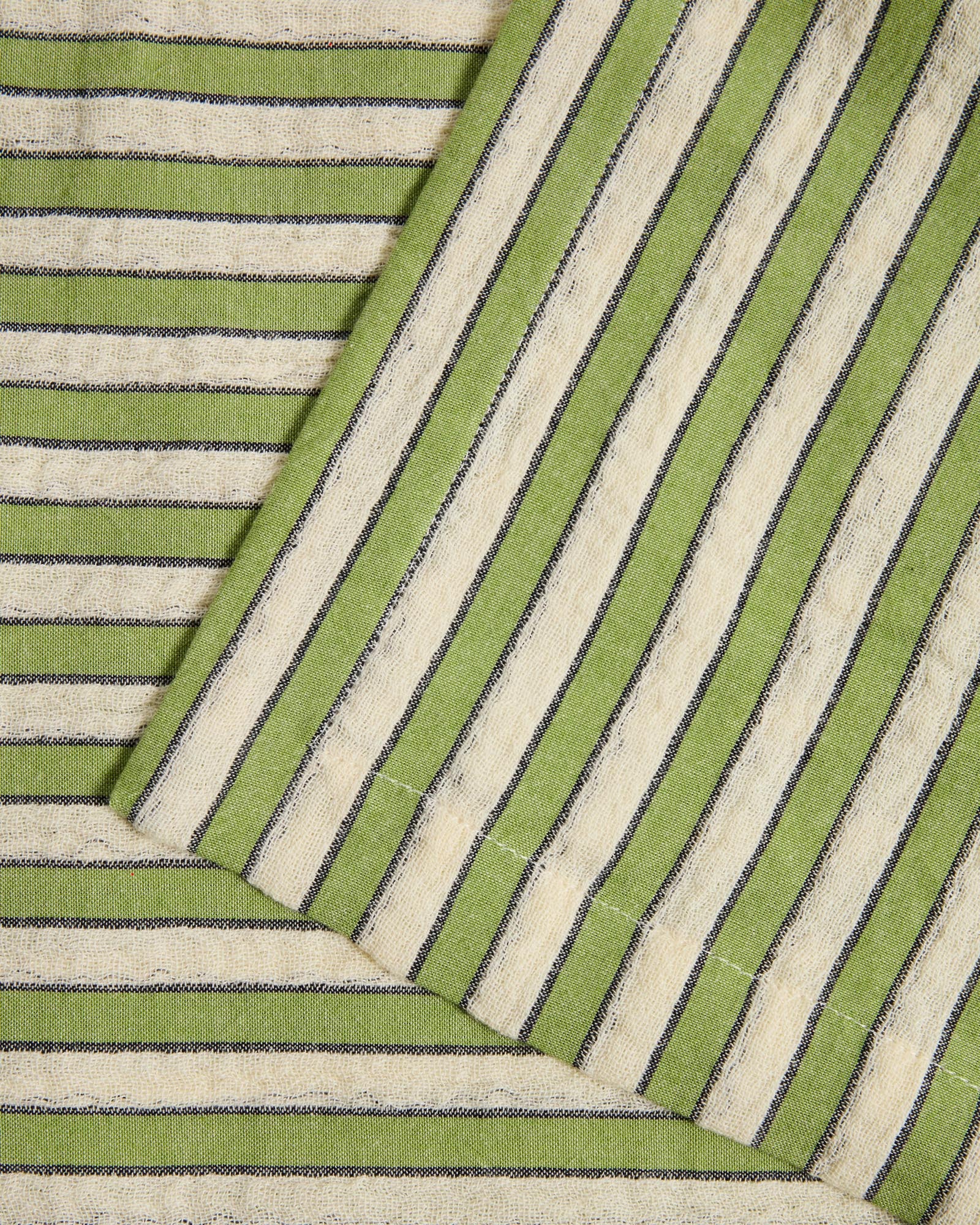 Elegante Tischdecke Ulena in Beige mit grünen Streifen, aus 100 % Baumwolle, ideal für stilvolle Tischdekorationen, 170 x 250 cm.