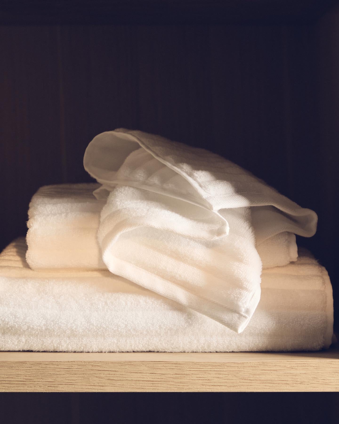 Toilettenhandtuch Navira aus 100 % Baumwolle, weiß, 30 x 50 cm in Weiß präsentiert im Onlineshop von KAQTU Design AG. Handtuch ist von Kave Home