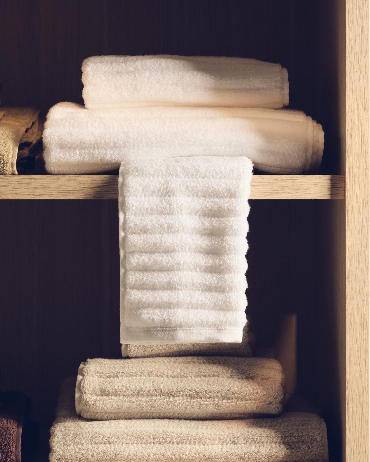 Toilettenhandtuch Navira aus 100 % Baumwolle, weiß, 30 x 50 cm in Weiß präsentiert im Onlineshop von KAQTU Design AG. Handtuch ist von Kave Home