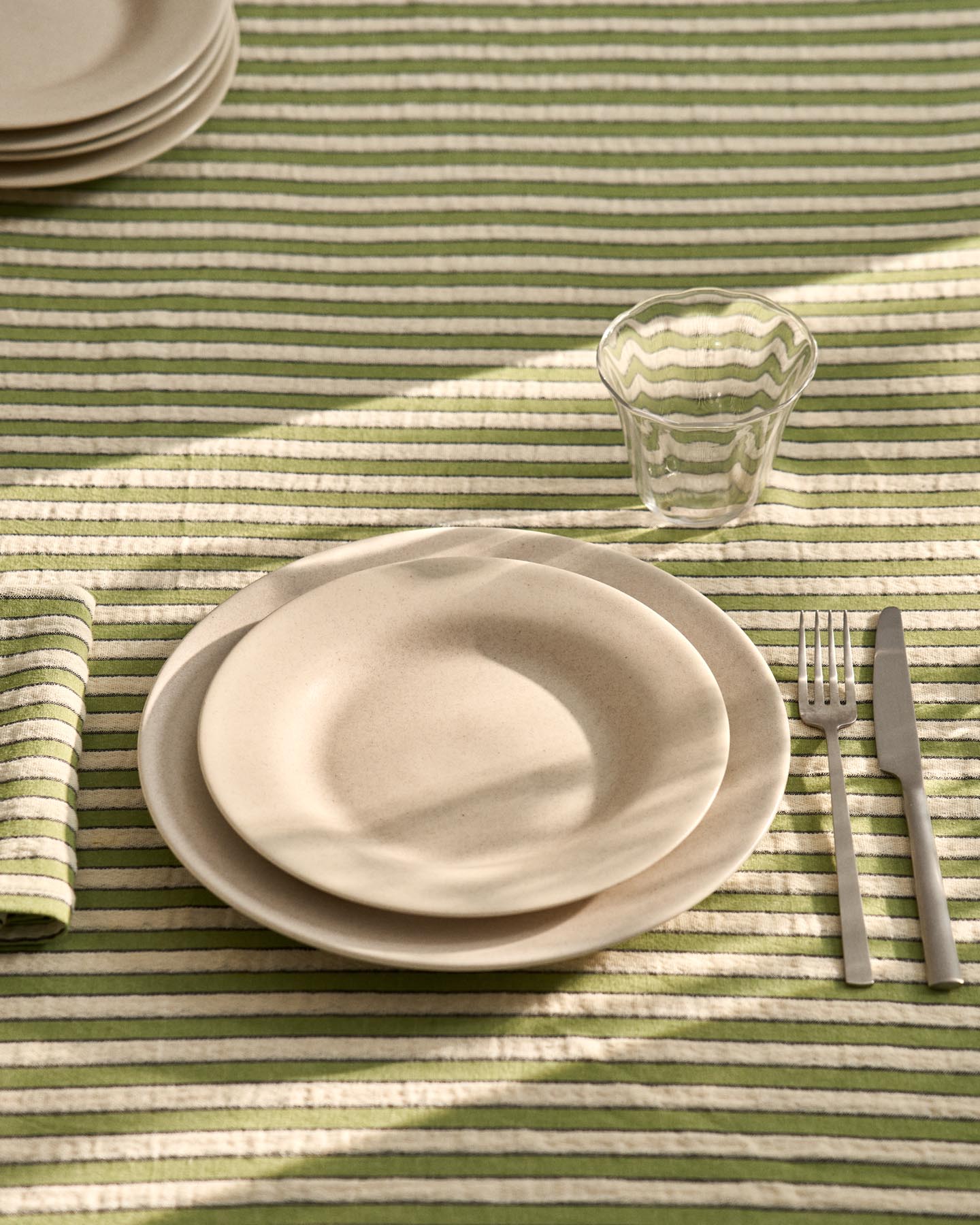 Set Ulena mit 2 einzelnen Tischdecken aus 100 % Baumwolle mit grünen Streifen, 35 x 50 cm in Grün präsentiert im Onlineshop von KAQTU Design AG. Tischset ist von Kave Home