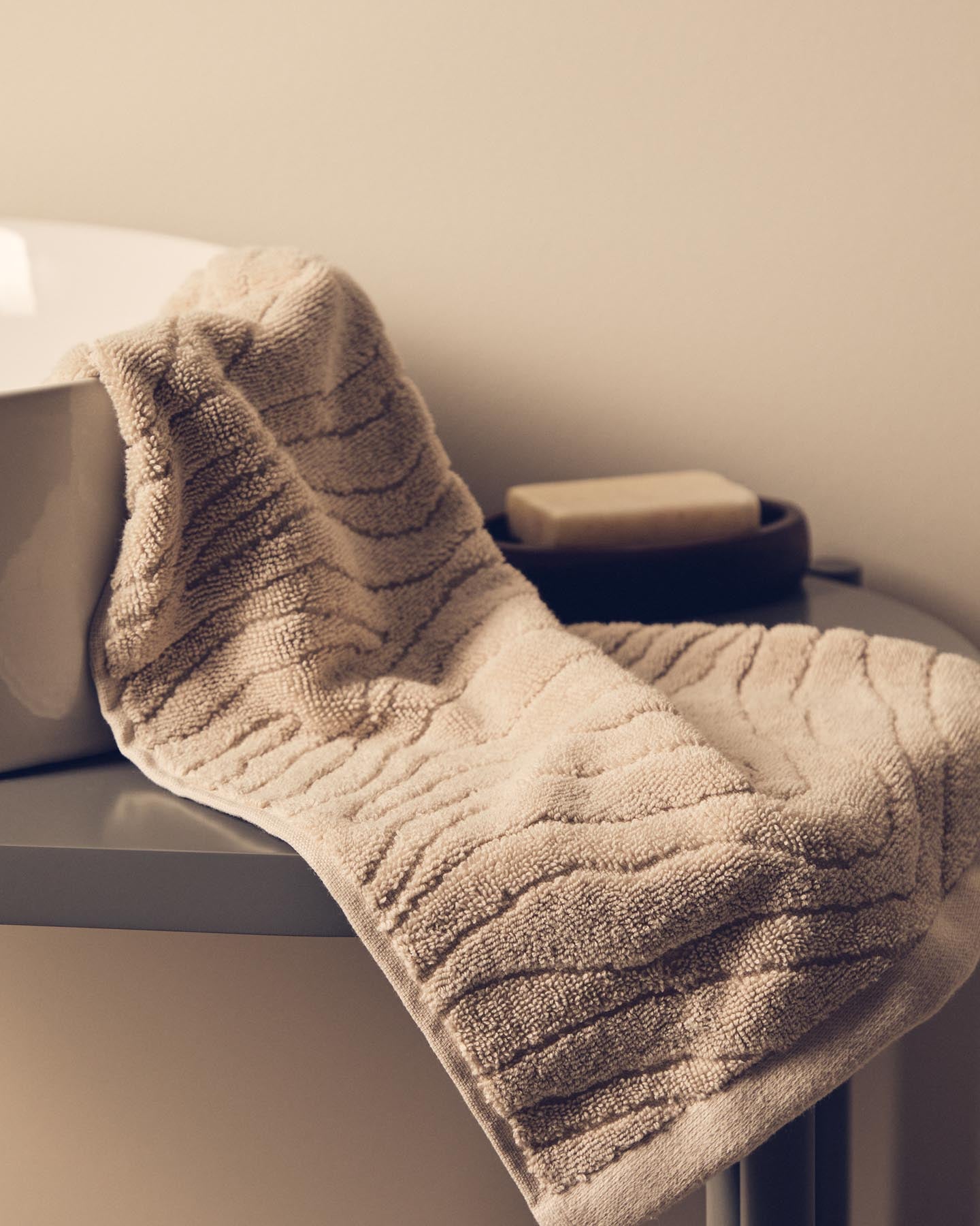 Toilettenhandtuch Dalira aus 100 % Baumwolle mit Jacquard-Zebramuster, beige, 30 x 50 cm in Beige präsentiert im Onlineshop von KAQTU Design AG. Handtuch ist von Kave Home