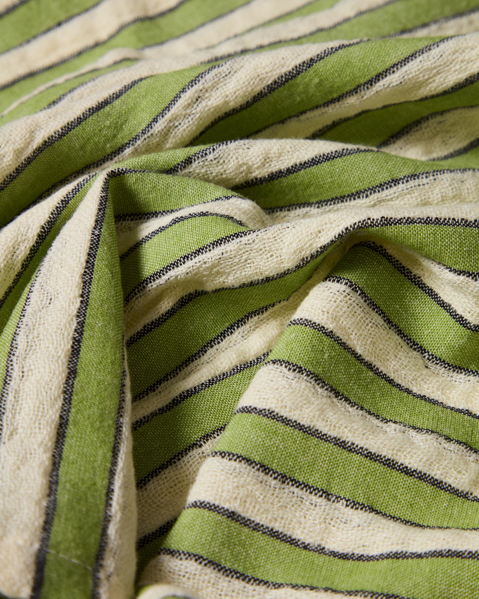 Hochwertiges Servietten-Set Ulena mit zwei 35 x 35 cm großen Baumwollservietten in ansprechendem Design mit grünen Streifen, perfekt für festliche Anlässe.