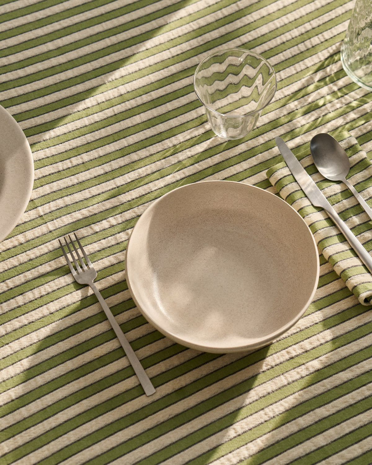Set Ulena mit 2 Servietten aus 100 % Baumwolle mit grünen Streifen, 35 x 35 cm in Beige, Schwarz, Grün präsentiert im Onlineshop von KAQTU Design AG. Servietten ist von Kave Home