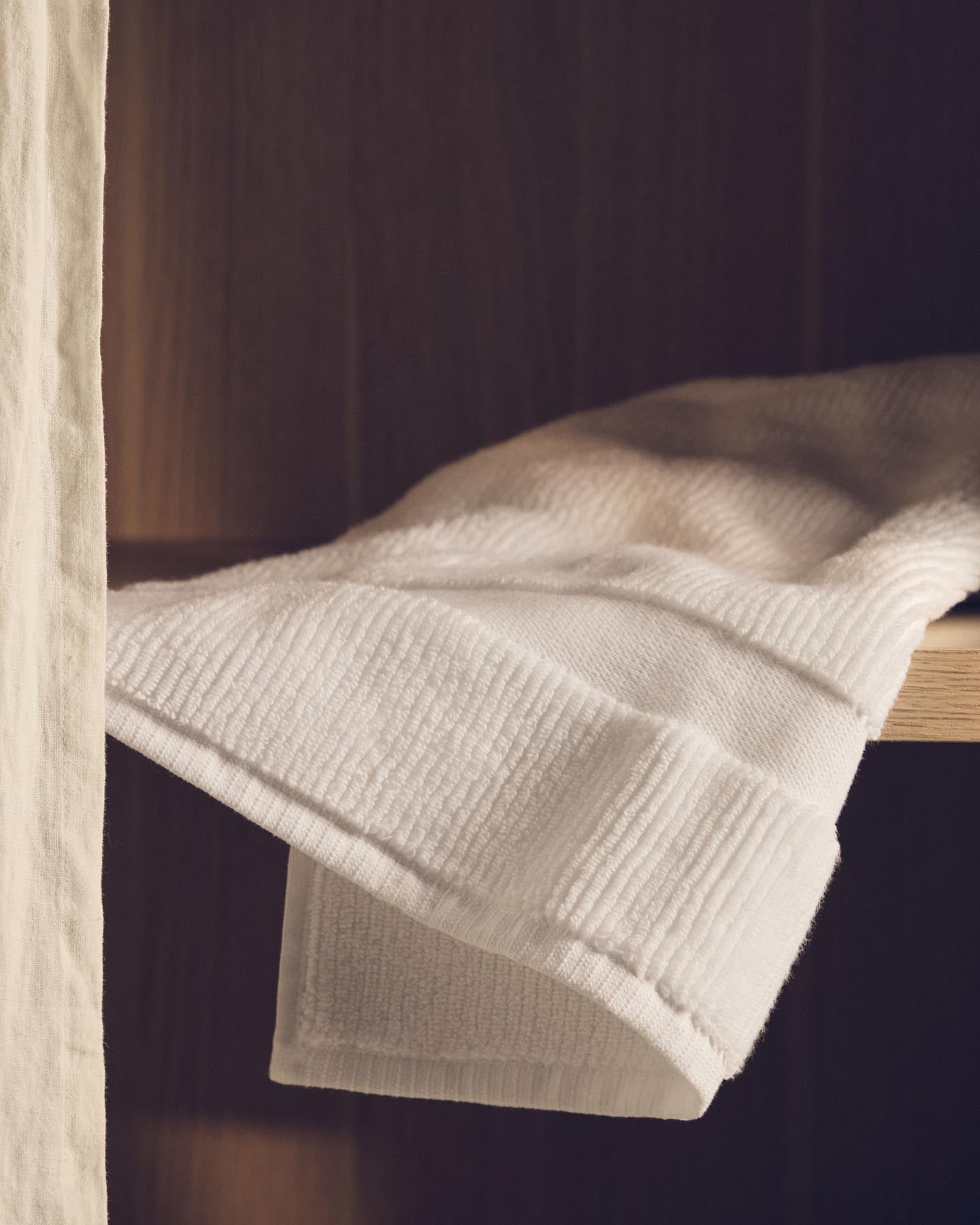 Toilettenhandtuch Olvira aus 100 % Baumwolle mit Jacquard-Muster, weiss, 30 x 50 cm in Weiss präsentiert im Onlineshop von KAQTU Design AG. Handtuch ist von Kave Home