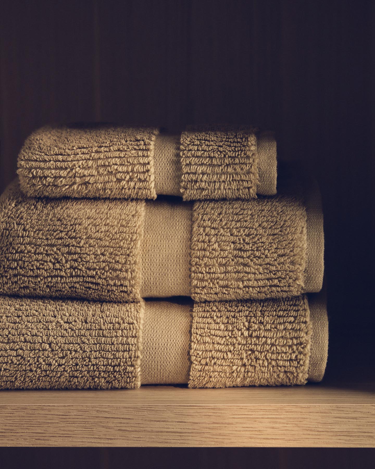 Toilettenhandtuch Olvira aus 100 % Baumwolle mit Jacquard-Muster, dunkelgrün, 30 x 50 cm in Dunkelgrün präsentiert im Onlineshop von KAQTU Design AG. Handtuch ist von Kave Home