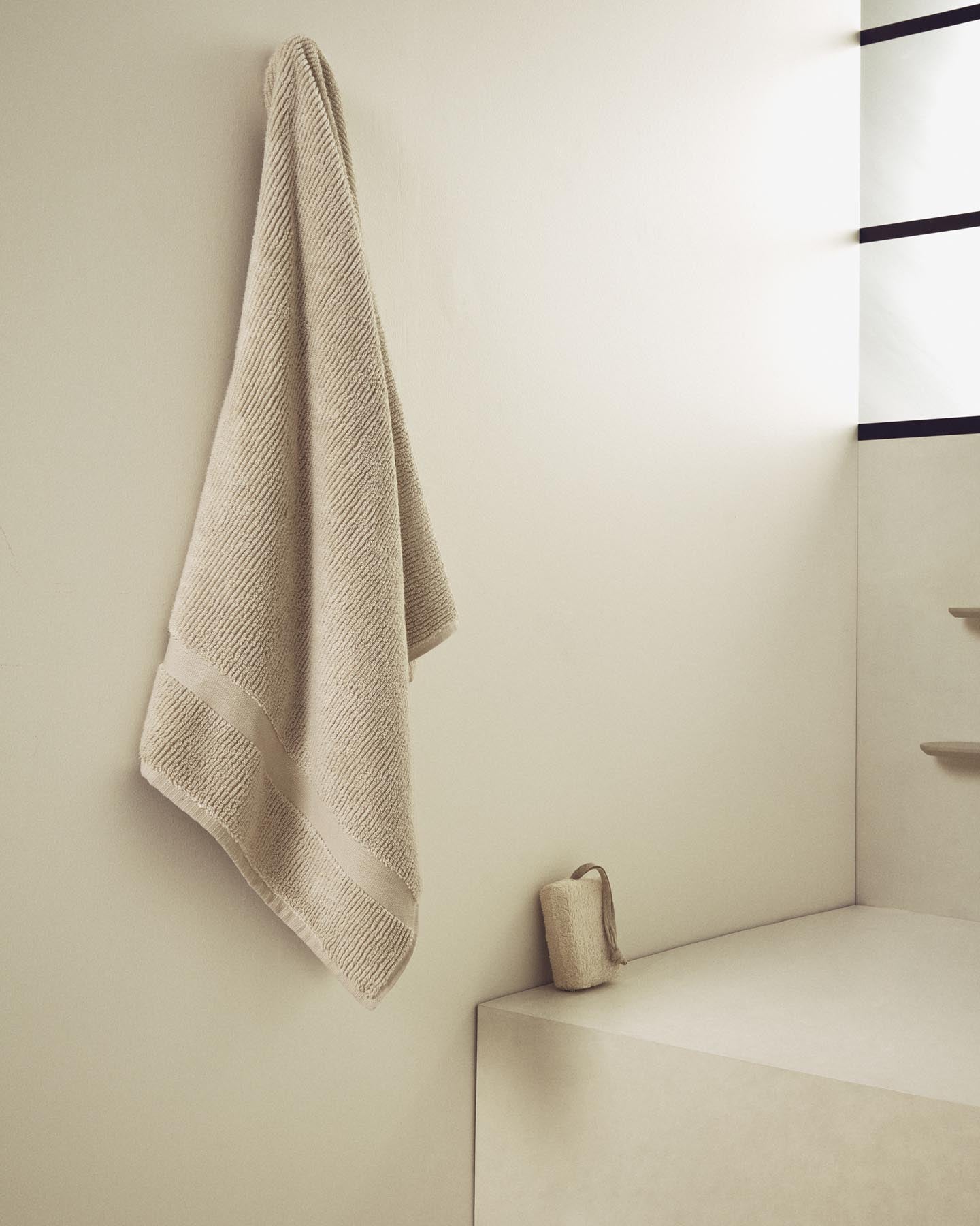 Badetuch Olvira aus 100 % Baumwolle mit Jacquard-Muster, beige, 70 x 140 cm in Beige präsentiert im Onlineshop von KAQTU Design AG. Handtuch ist von Kave Home