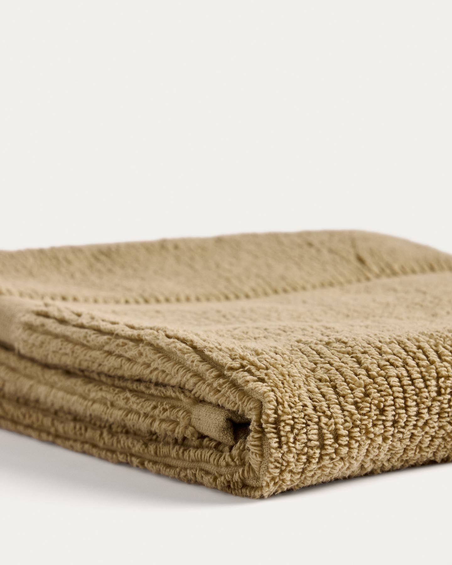 Badetuch Olvira aus 100 % Baumwolle mit Jacquard-Bordüre, dunkelgrün, 70 x 140 cm in Dunkelgrün präsentiert im Onlineshop von KAQTU Design AG. Badetuch ist von Kave Home