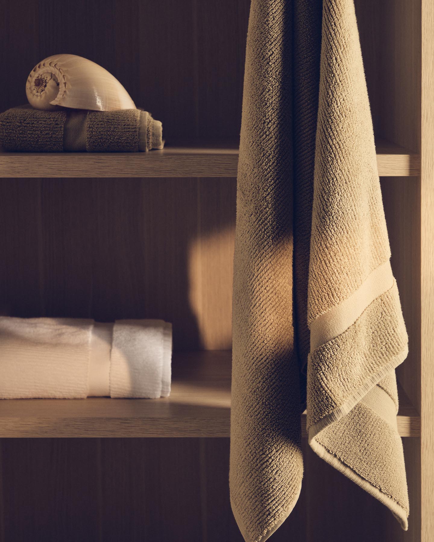 Badetuch Olvira aus 100 % Baumwolle mit Jacquard-Bordüre, dunkelgrün, 70 x 140 cm in Dunkelgrün präsentiert im Onlineshop von KAQTU Design AG. Badetuch ist von Kave Home