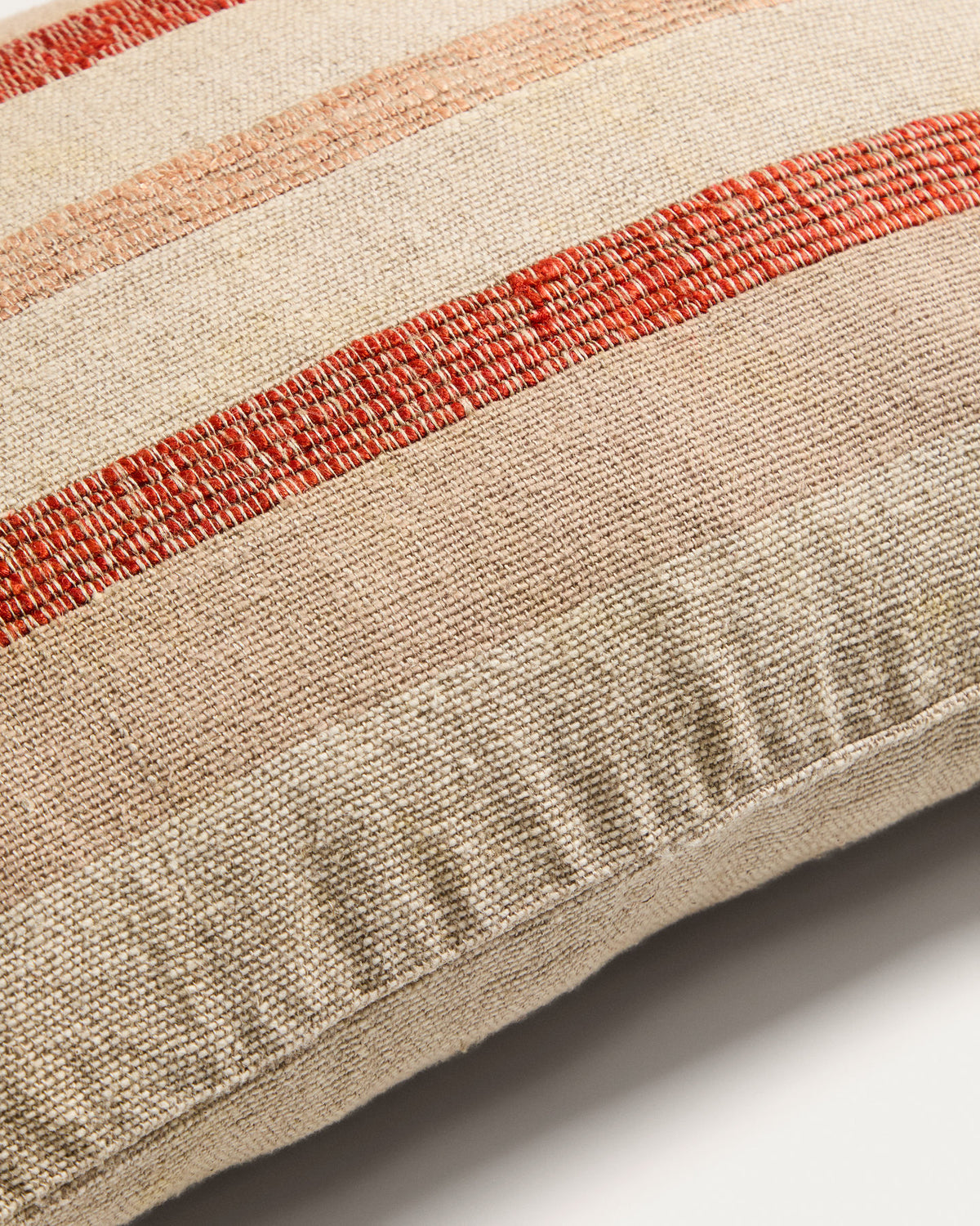 Kissenbezug Taraia aus Baumwolle und Viskose in Terracotta und Beige 40 x 60 cm in Beige präsentiert im Onlineshop von KAQTU Design AG. Deko Kissenbezug ist von Kave Home