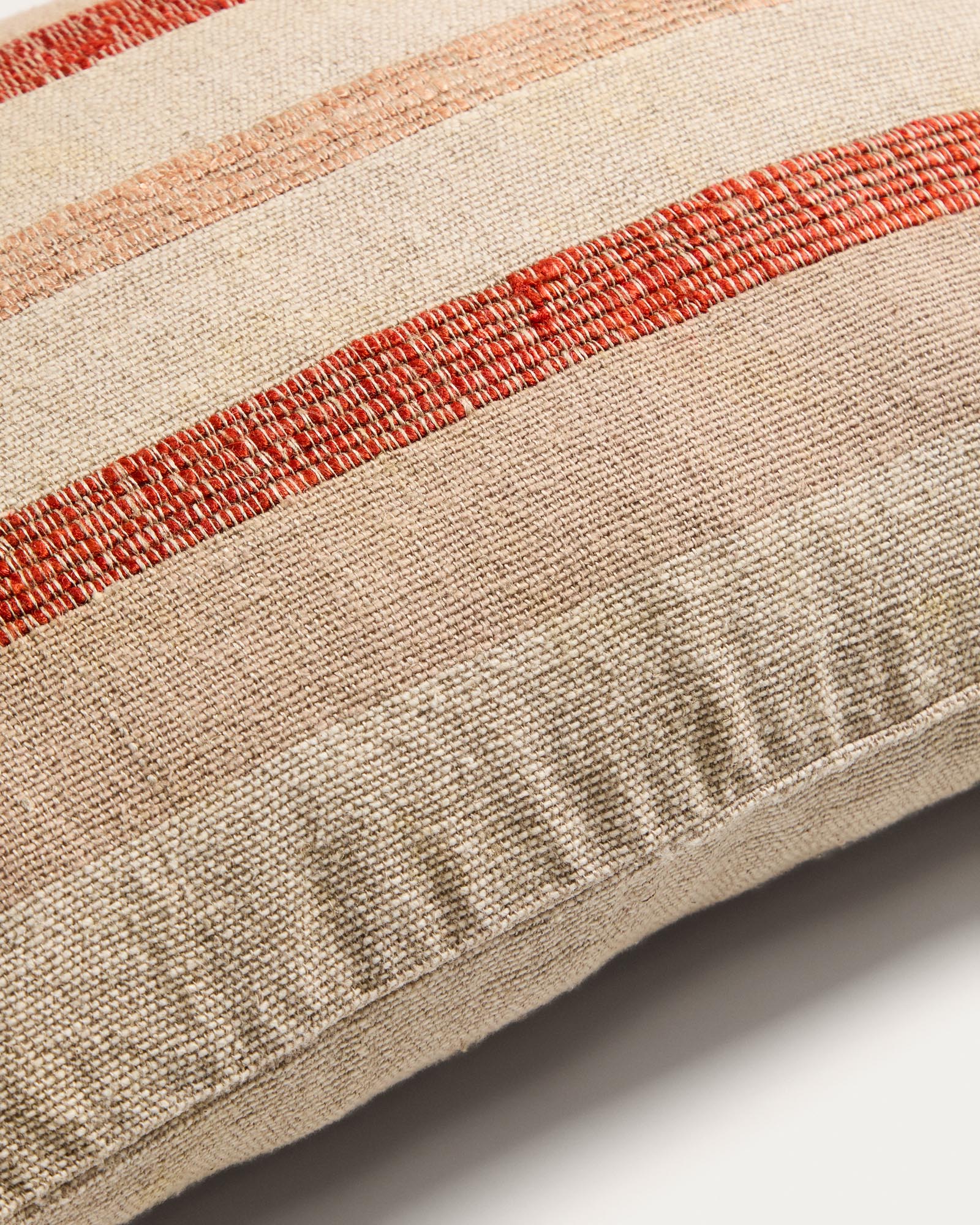 Eleganter Kissenbezug Taraia in warmen Terracotta- und Beigetönen, aus Baumwolle und Viskose, ideal für stilvolle Wohnräume.
