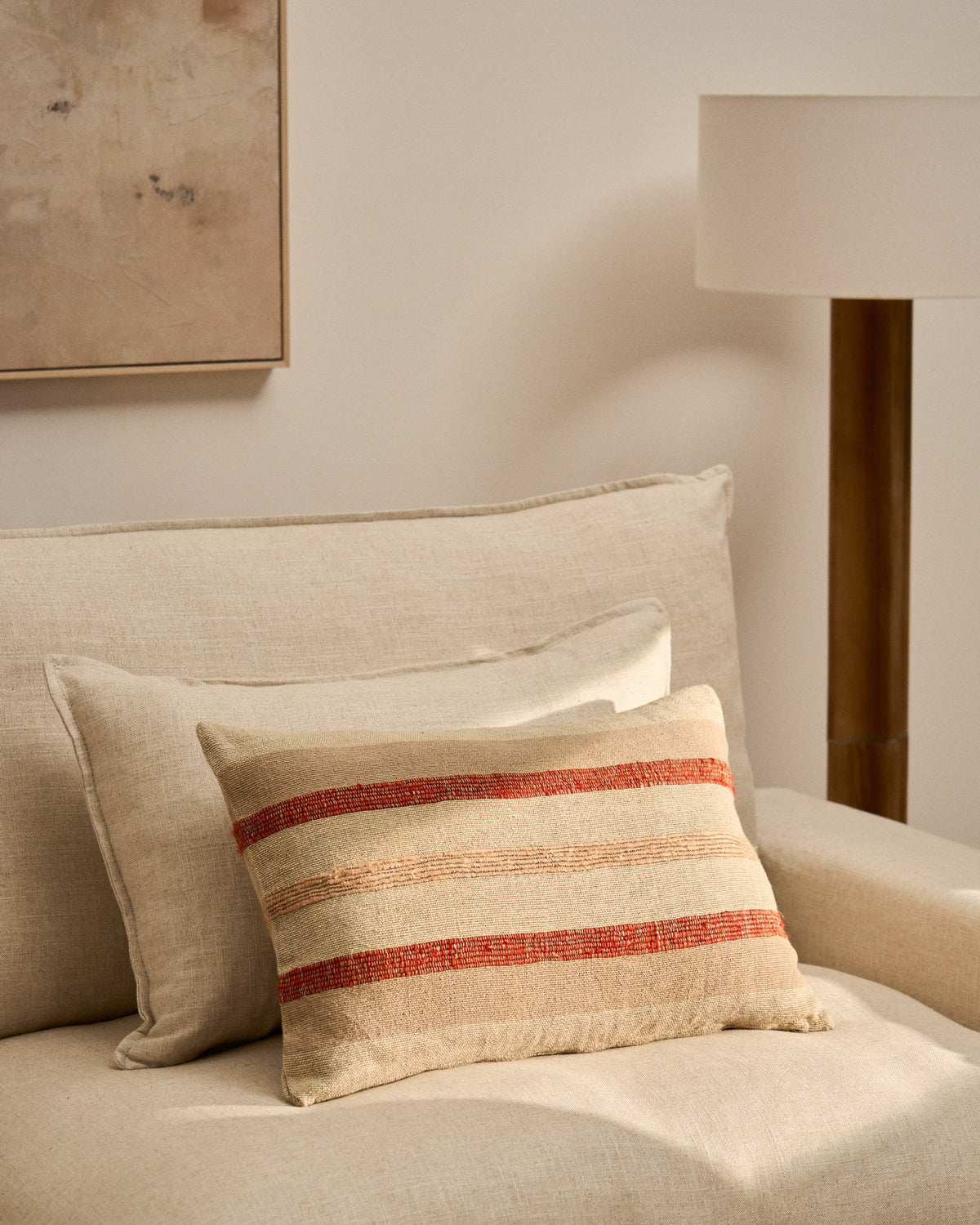 Kissenbezug Taraia aus Baumwolle und Viskose in Terracotta und Beige 40 x 60 cm in Beige präsentiert im Onlineshop von KAQTU Design AG. Deko Kissenbezug ist von Kave Home