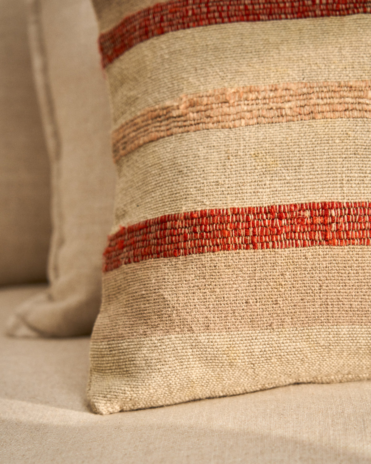 Kissenbezug Taraia aus Baumwolle und Viskose in Terracotta und Beige 40 x 60 cm in Beige präsentiert im Onlineshop von KAQTU Design AG. Deko Kissenbezug ist von Kave Home