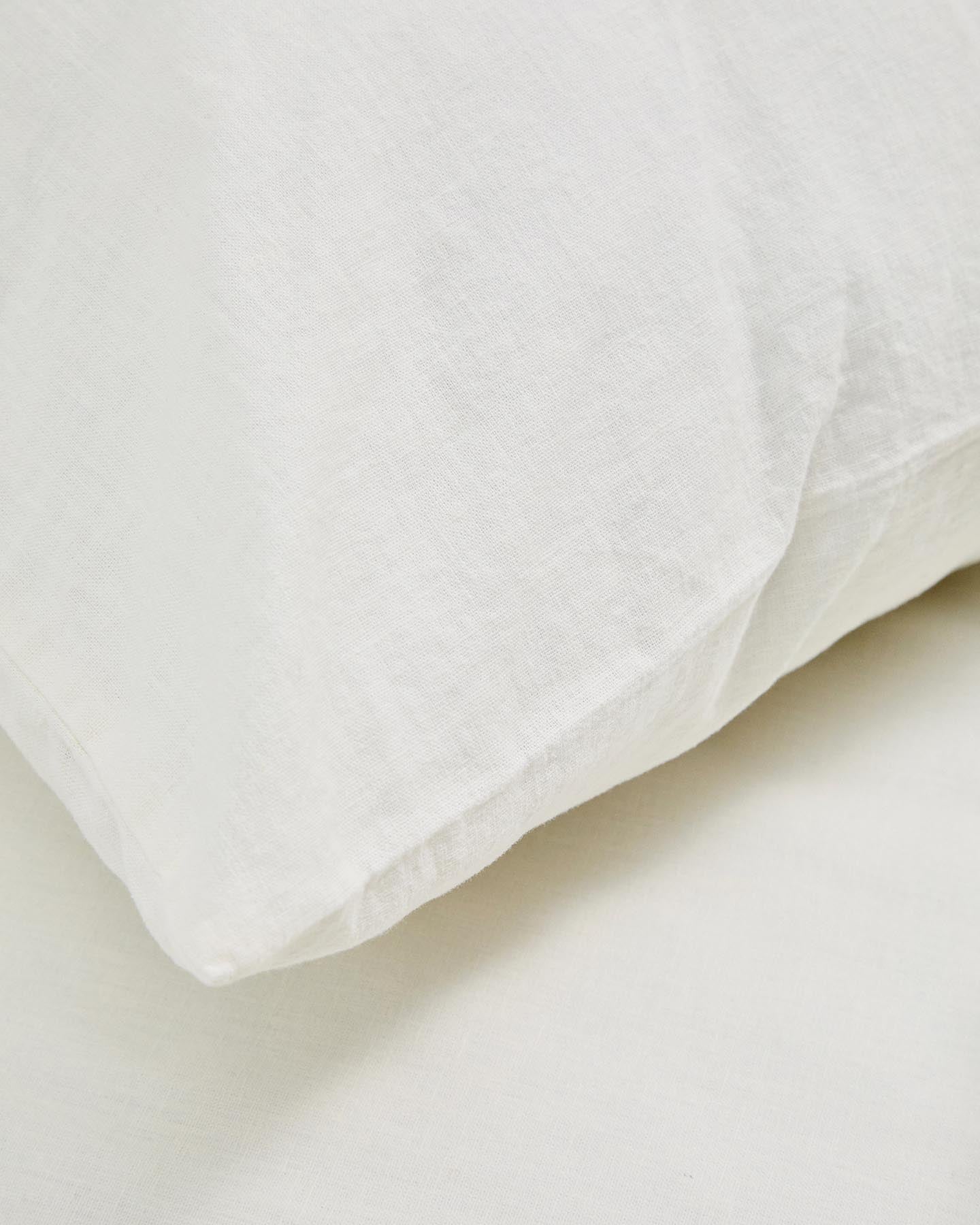 Set Simmel aus Bett- und Kopfkissenbezug aus Baumwolle und Leinen in Ecru für 90-cm-Betten in Ecru präsentiert im Onlineshop von KAQTU Design AG. Bettwäsche ist von Kave Home