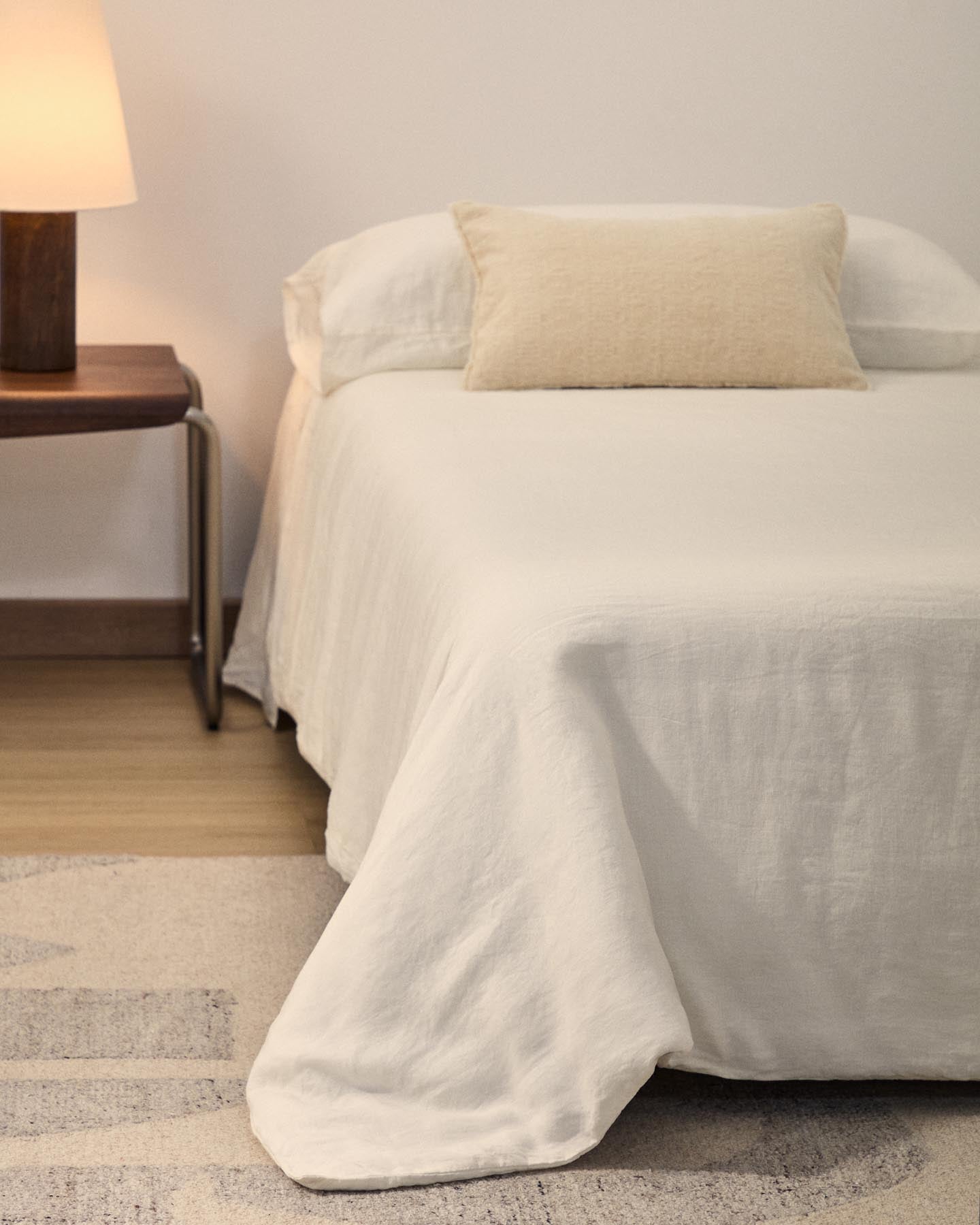 Set Simmel aus Bett- und Kopfkissenbezug aus Baumwolle und Leinen in Ecru für 90-cm-Betten in Ecru präsentiert im Onlineshop von KAQTU Design AG. Bettwäsche ist von Kave Home