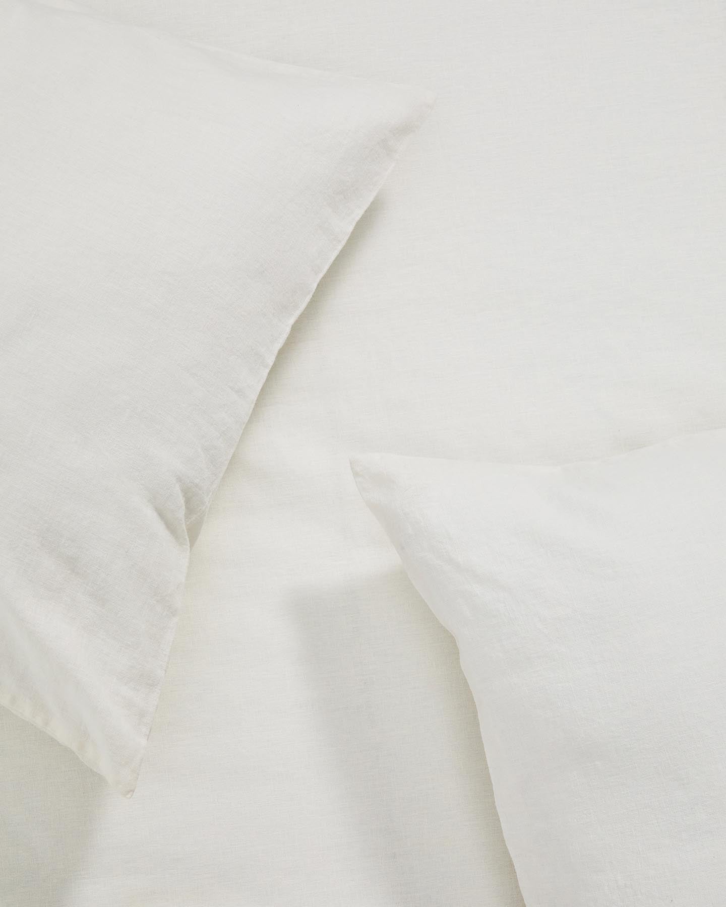 Set Simmel aus Bett- und Kopfkissenbezug aus Baumwolle und Leinen in Ecru für 150-cm-Betten in Ecru präsentiert im Onlineshop von KAQTU Design AG. Bettwäsche ist von Kave Home