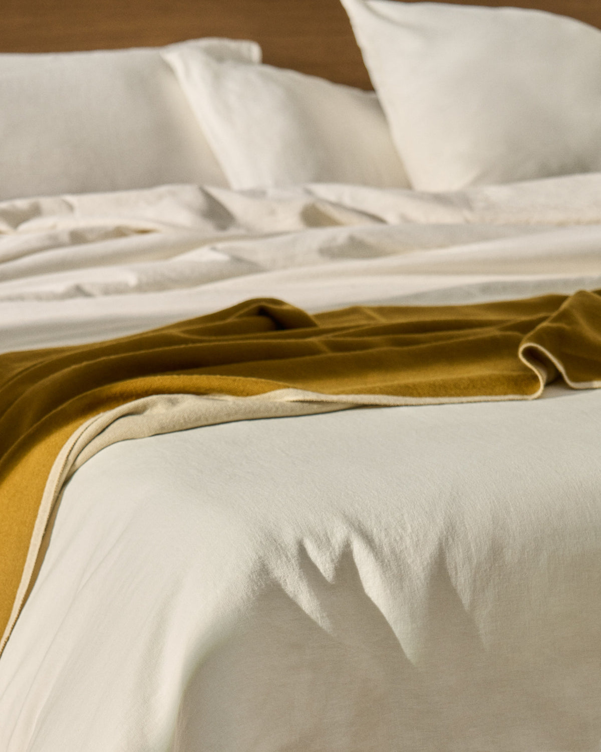 Set Simmel aus Bett- und Kopfkissenbezug aus Leinenmischung in Ecru für 150-cm-Betten in Ecru präsentiert im Onlineshop von KAQTU Design AG. Bettwäsche ist von Kave Home
