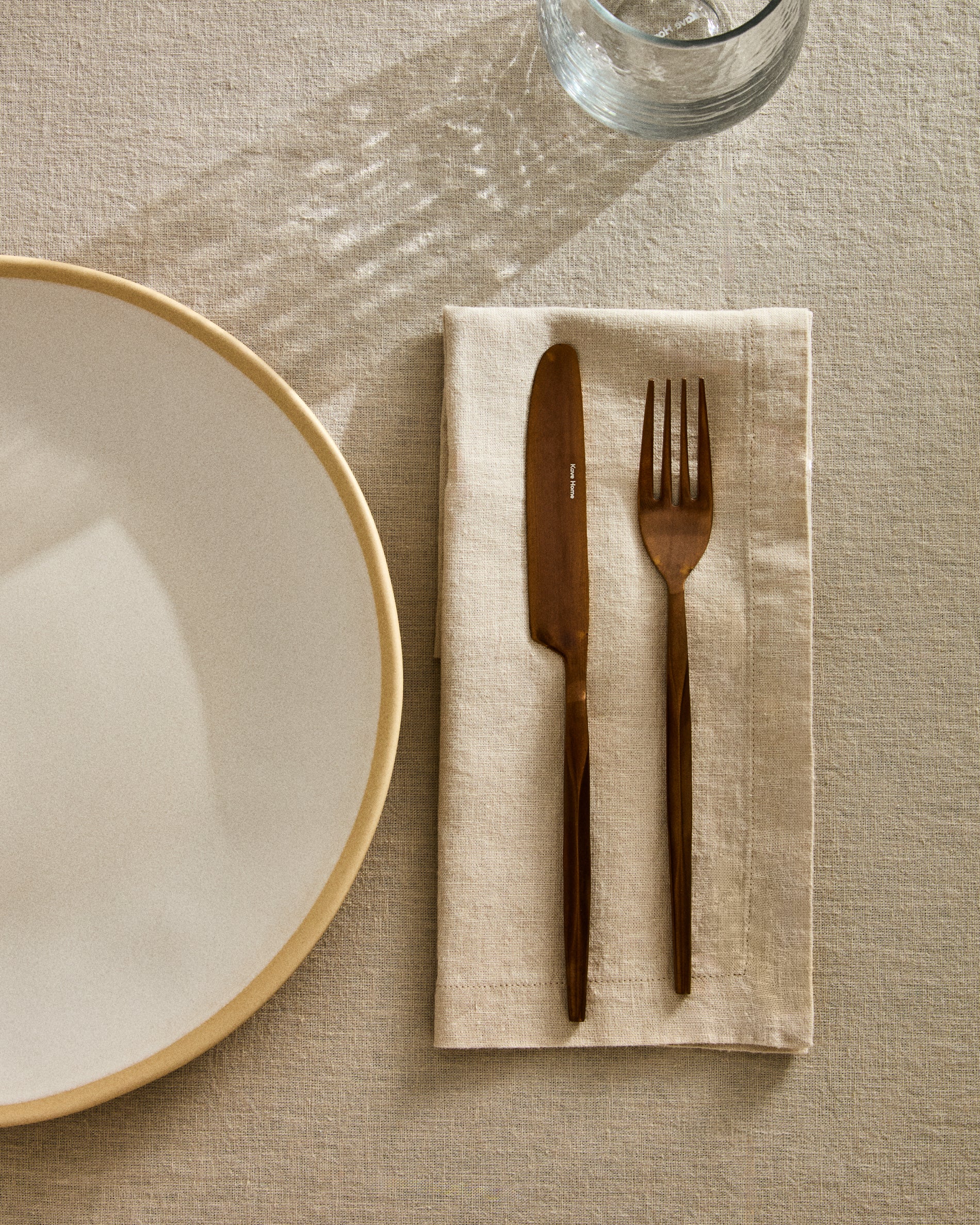 Elegantes Set Aldine mit zwei stilvollen Servietten aus hochwertiger Baumwolle und Leinen in einem modernen Steingrau, ideal für jeden Tisch.