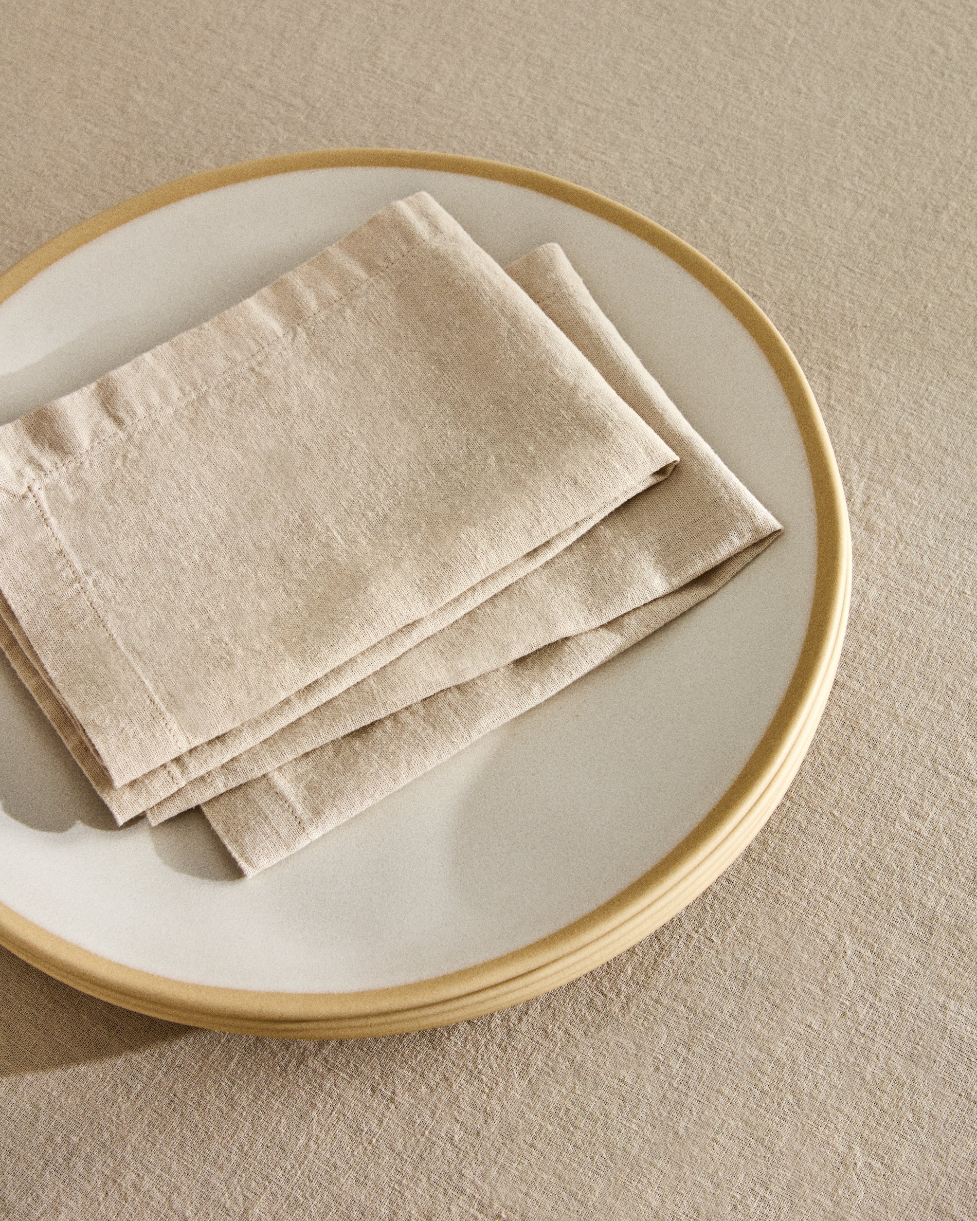 Stilvolles Servietten-Set Aldine in modernem Steingrau, bestehend aus zwei hochwertigen Baumwoll- und Leinenservietten, perfekt für festliche Anlässe.