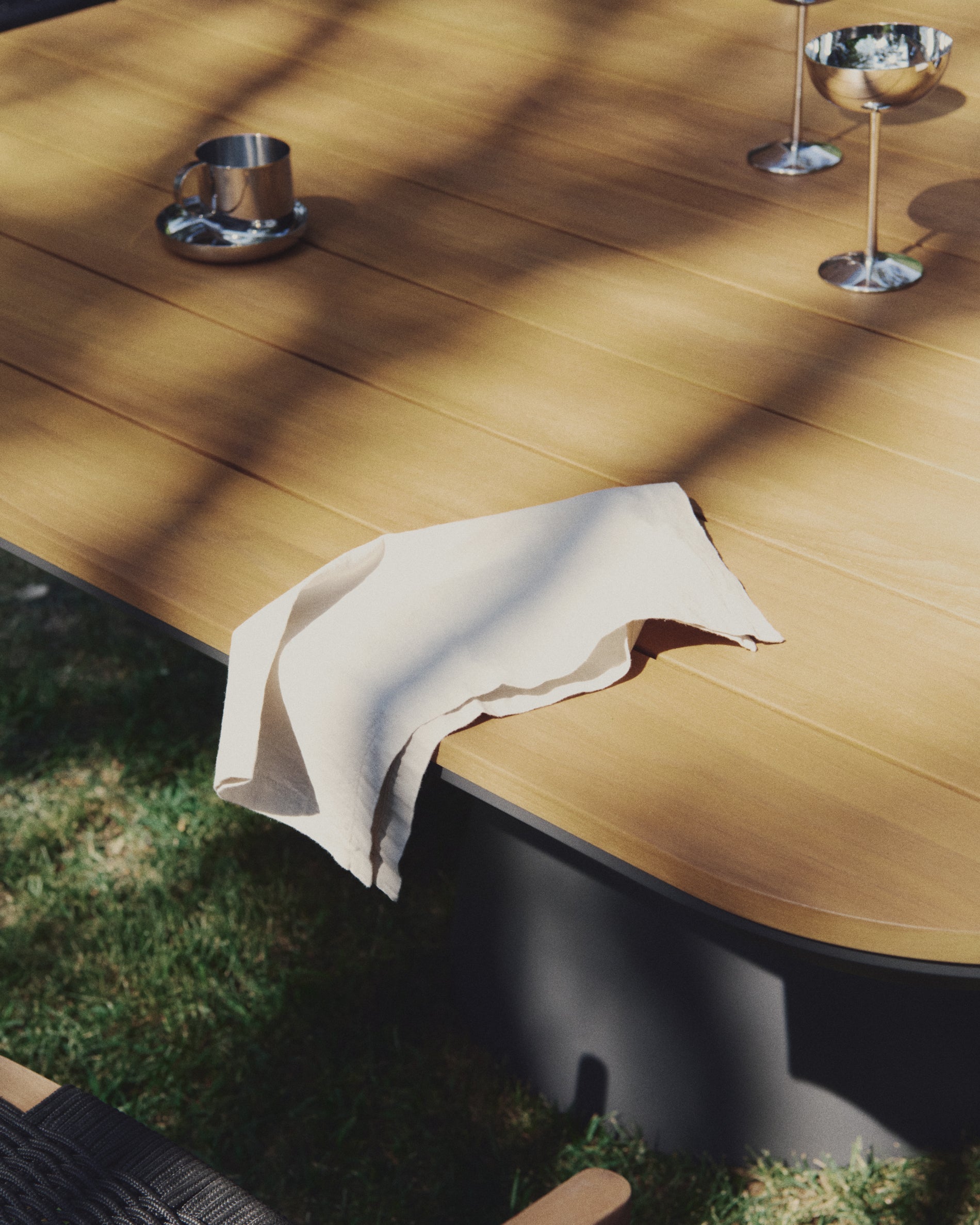 Stilvolles Servietten-Set Aldine in Steingrau, bestehend aus zwei hochwertigen Baumwoll- und Leinenservietten, perfekt für elegante Anlässe.